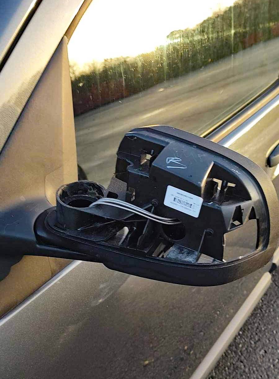 Tabt lysblåt sidespejl fundet ved hit-and-run på Østergade i Ansager. Muligvis fra en Opel