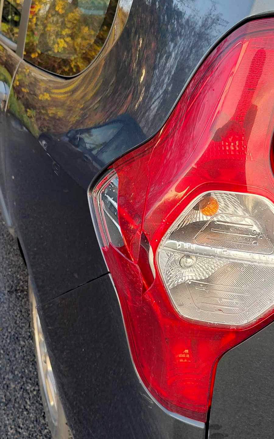 Tabt lysblåt sidespejl fundet ved hit-and-run på Østergade i Ansager. Muligvis fra en Opel