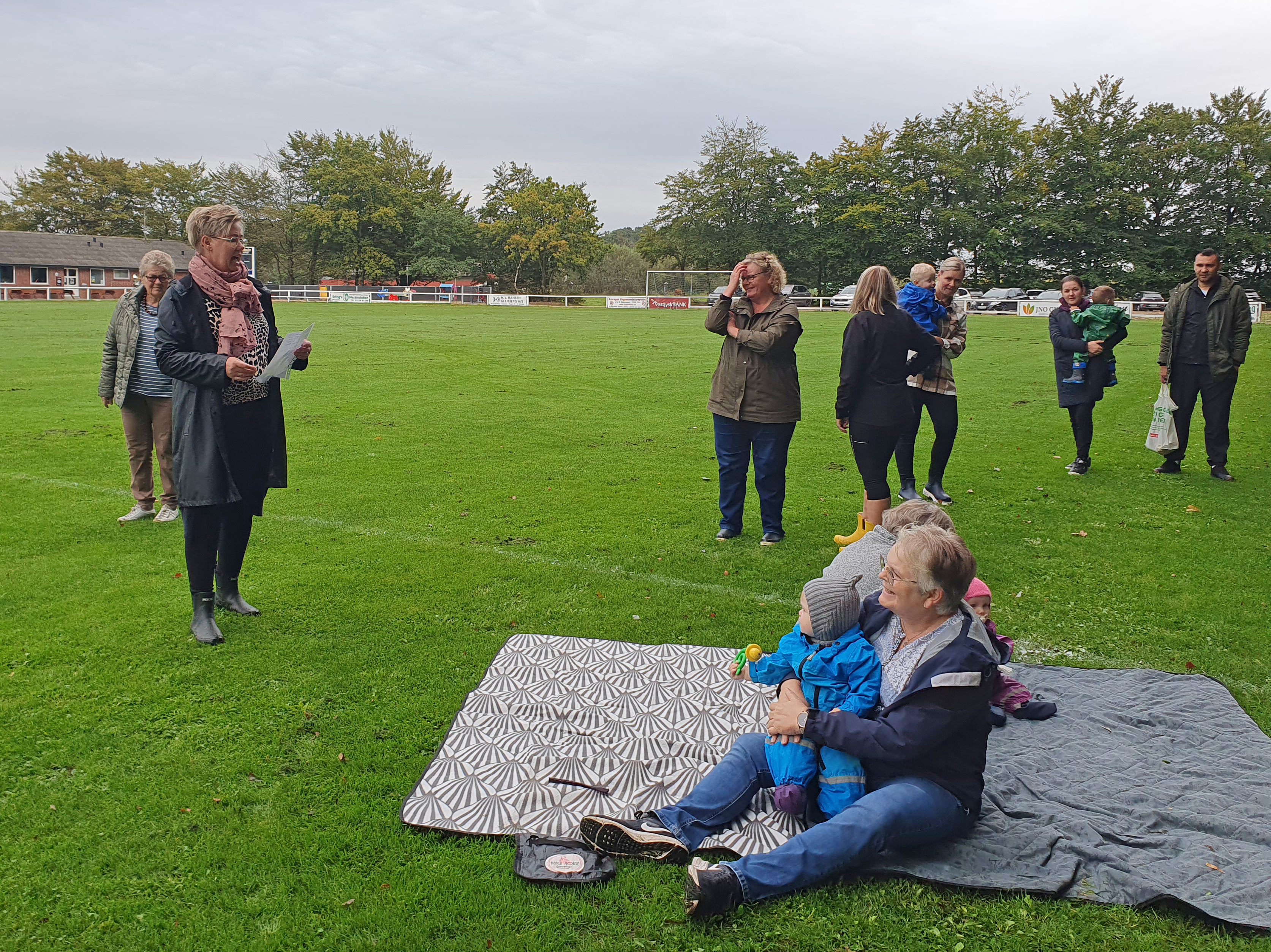 Bedsteforældredag i dagplejen på Ansager stadion