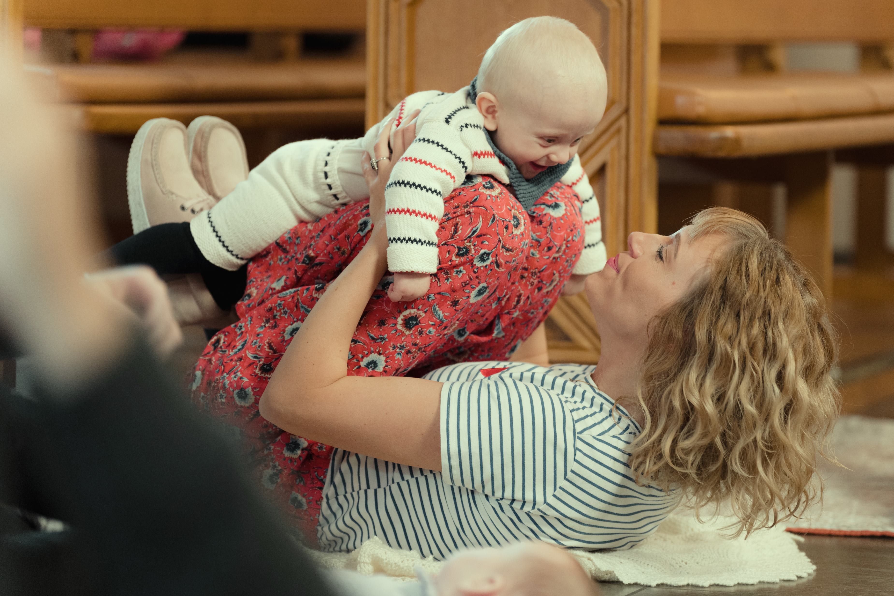 Musik, sange og salmer bliver ledsaget af nærvær og leg, når babyer og voksne mødes til babysalmesang i Ansager og Skovlund.