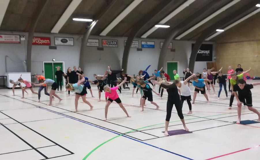 Gymnaster fra AIF til Børnedag i Ølgod