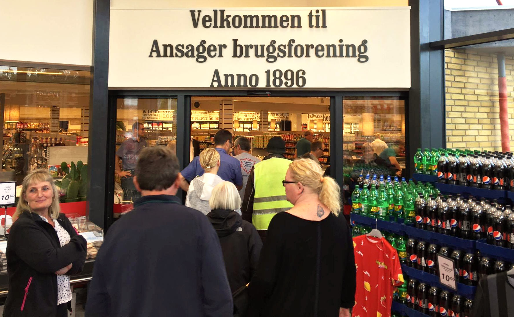 Snoren er klippet og de første kunder strømmer ind for at sikre sig gratis rundstykker