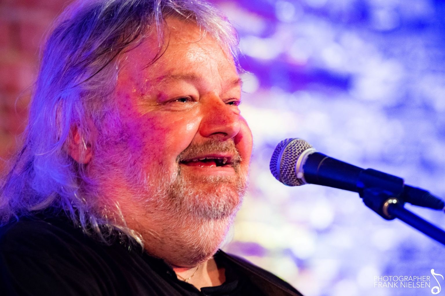 Helge Stolberg Madsen, kendt som Bamse Madsen, synger velkendte Bamse-numre ved den musikalske middag på Hotel Ansager 6. oktober.