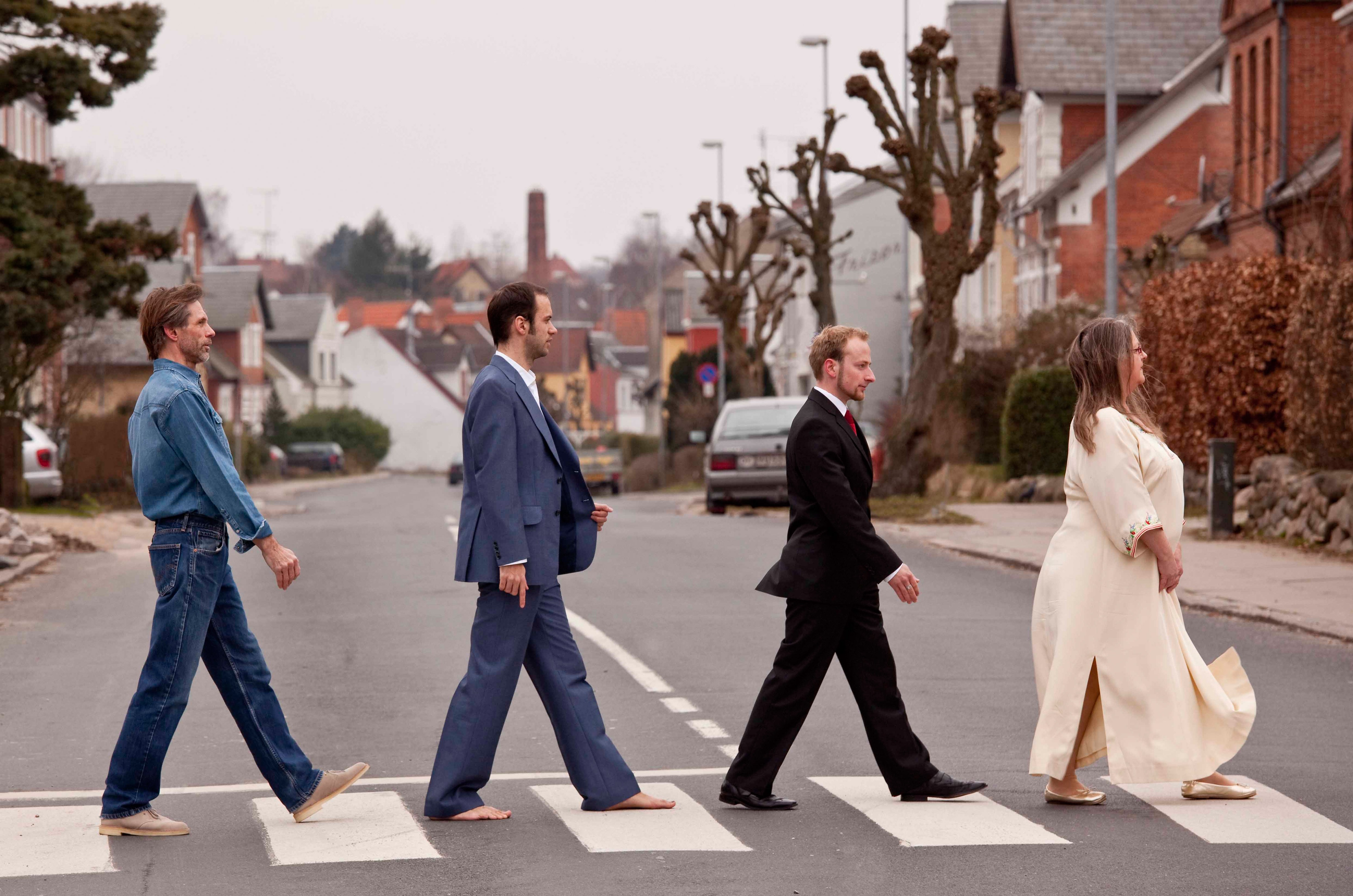 Med Beatles-inspireret fodgængerfelt indbyder Tina Kruse Andersen, Simon Mott Madsen, Bjørn Krog Thesbjerg og Tore Bjørn Larsen til koncert i Skovlund Kirke.