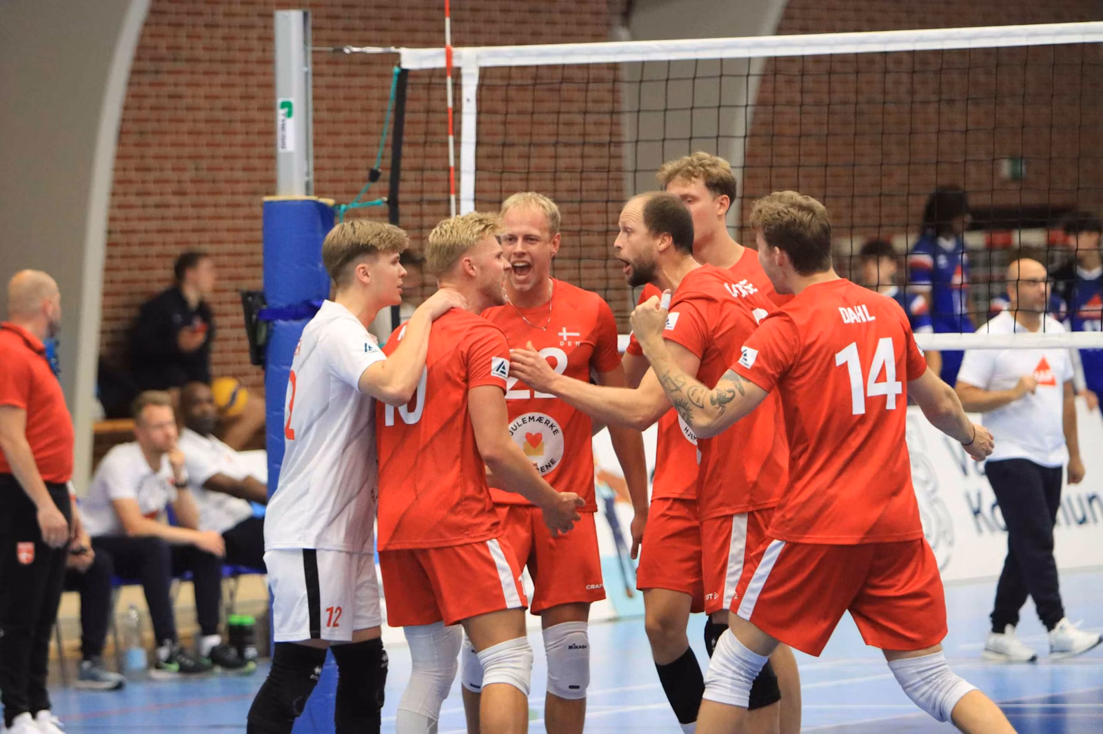 Danmark vinder nervepirrende åbning