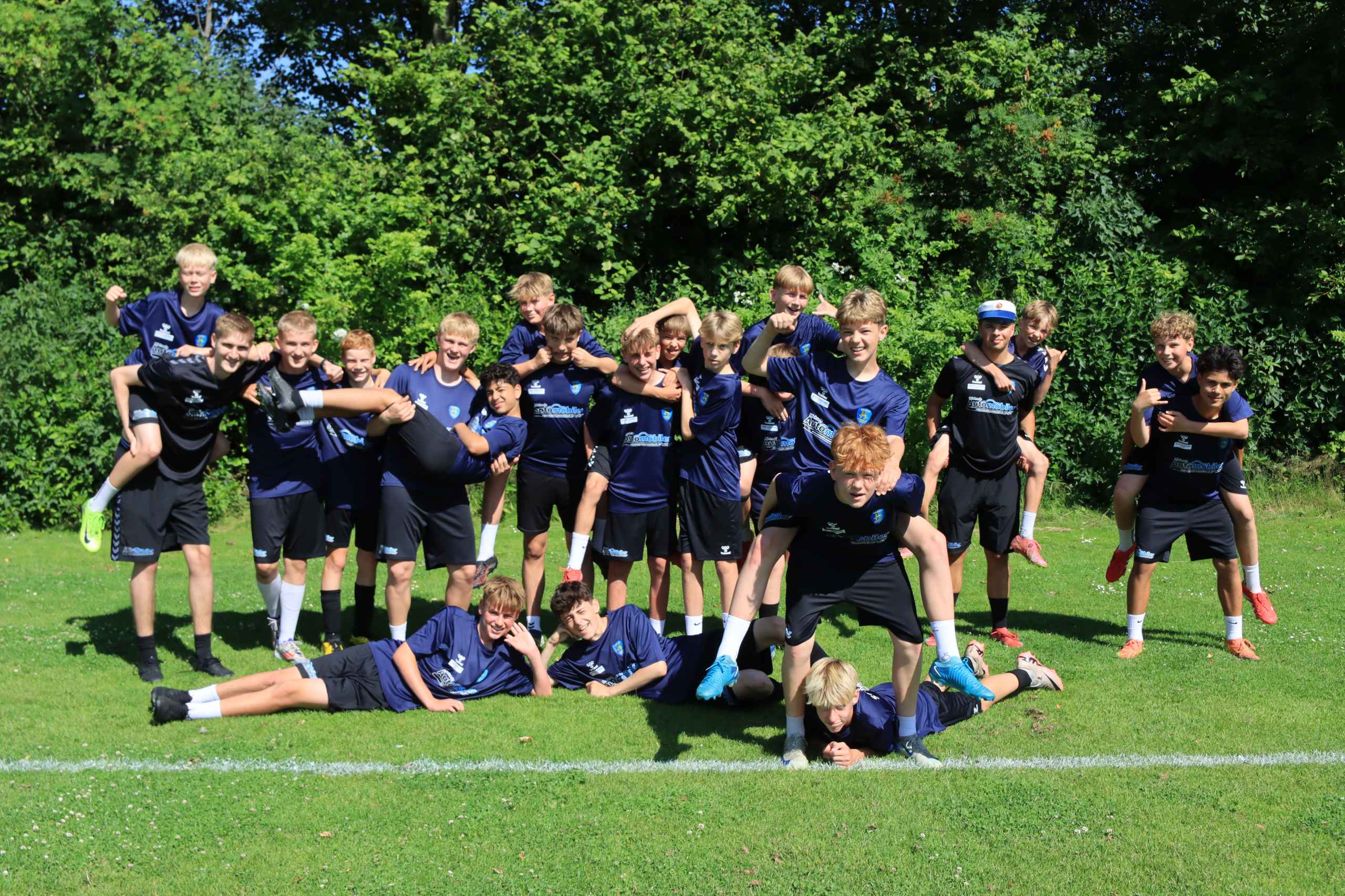 Over 400 børn samlet til fodboldskole