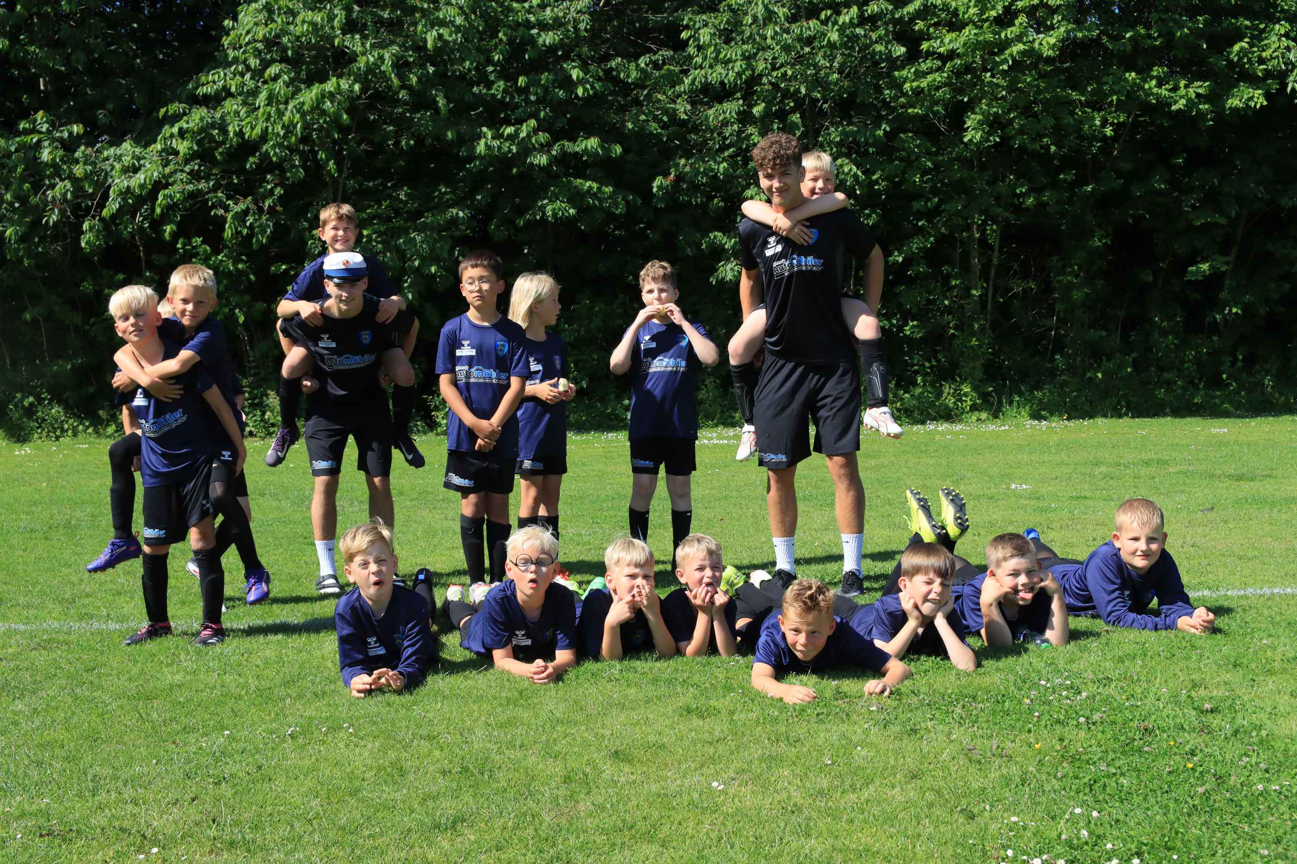 Over 400 børn samlet til fodboldskole
