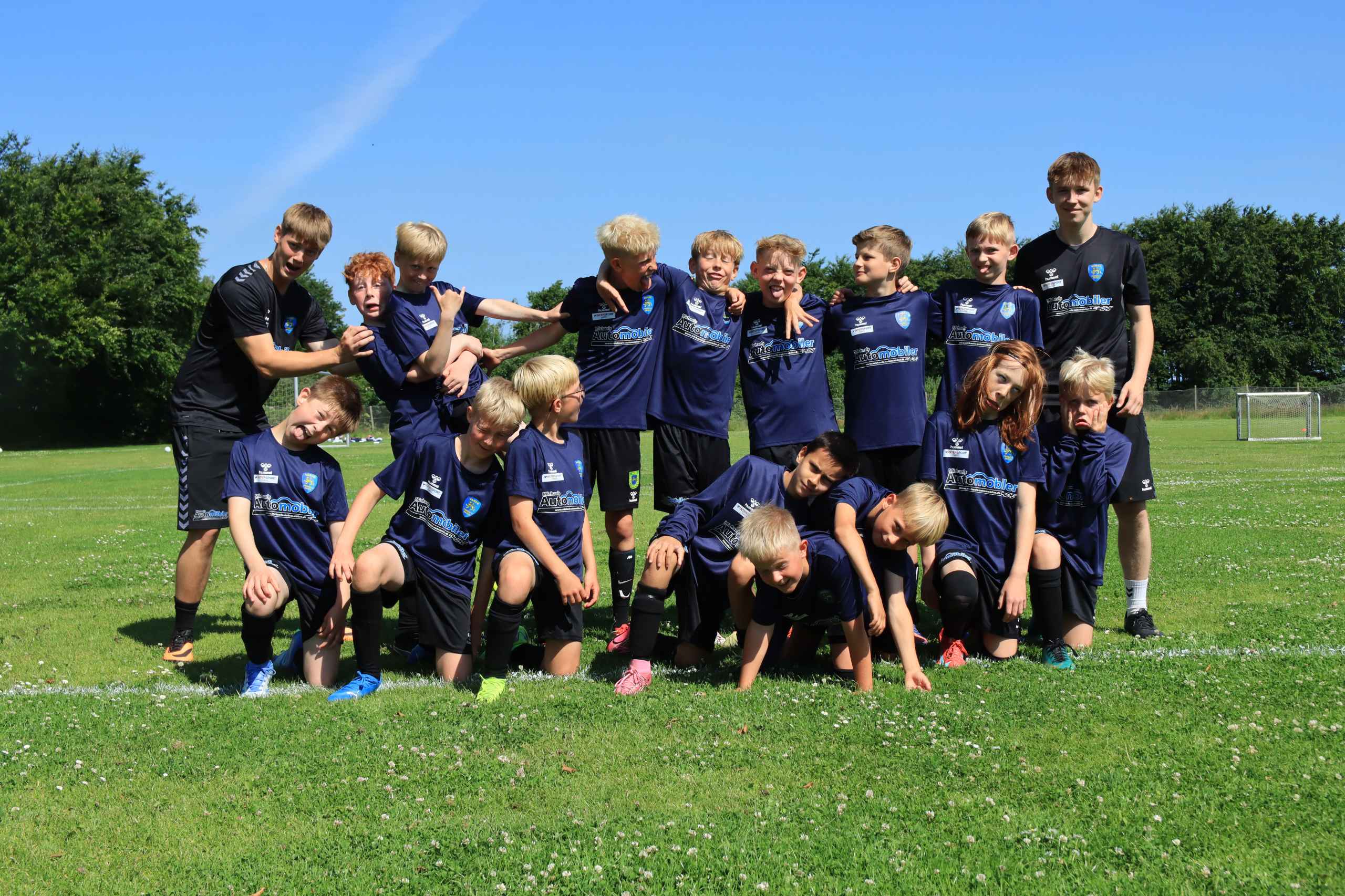 Over 400 børn samlet til fodboldskole