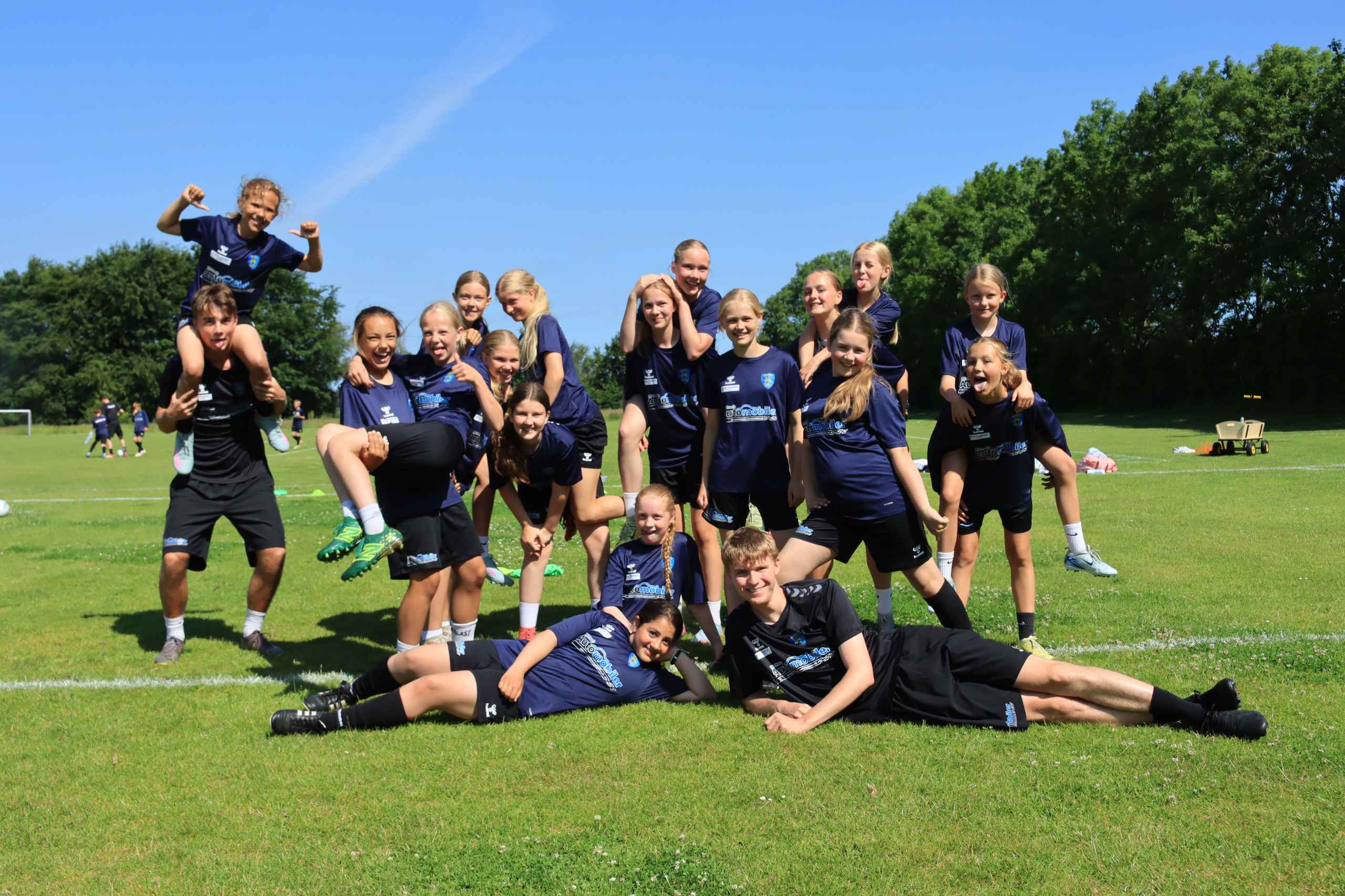 Over 400 børn samlet til fodboldskole