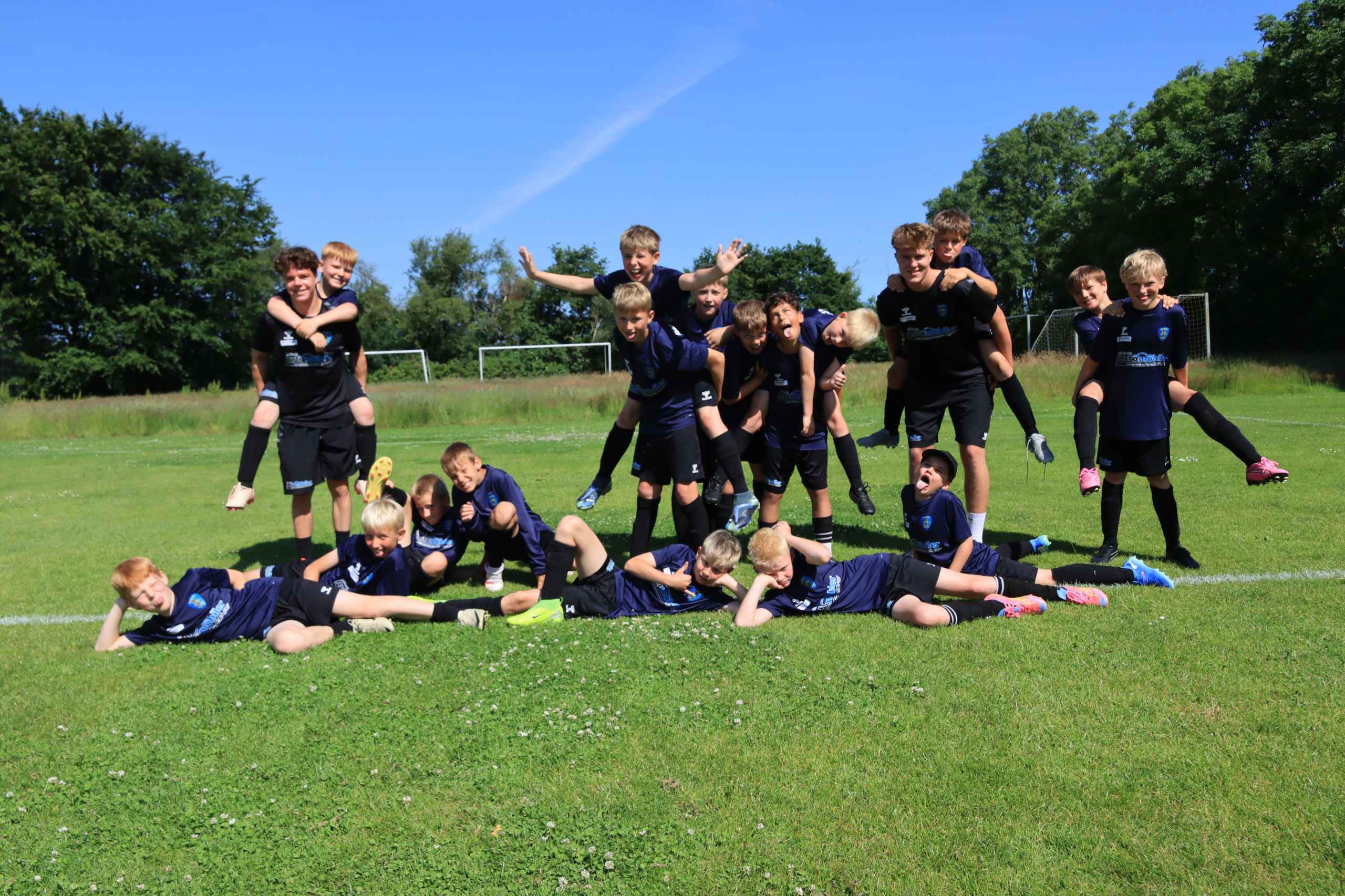 Over 400 børn samlet til fodboldskole