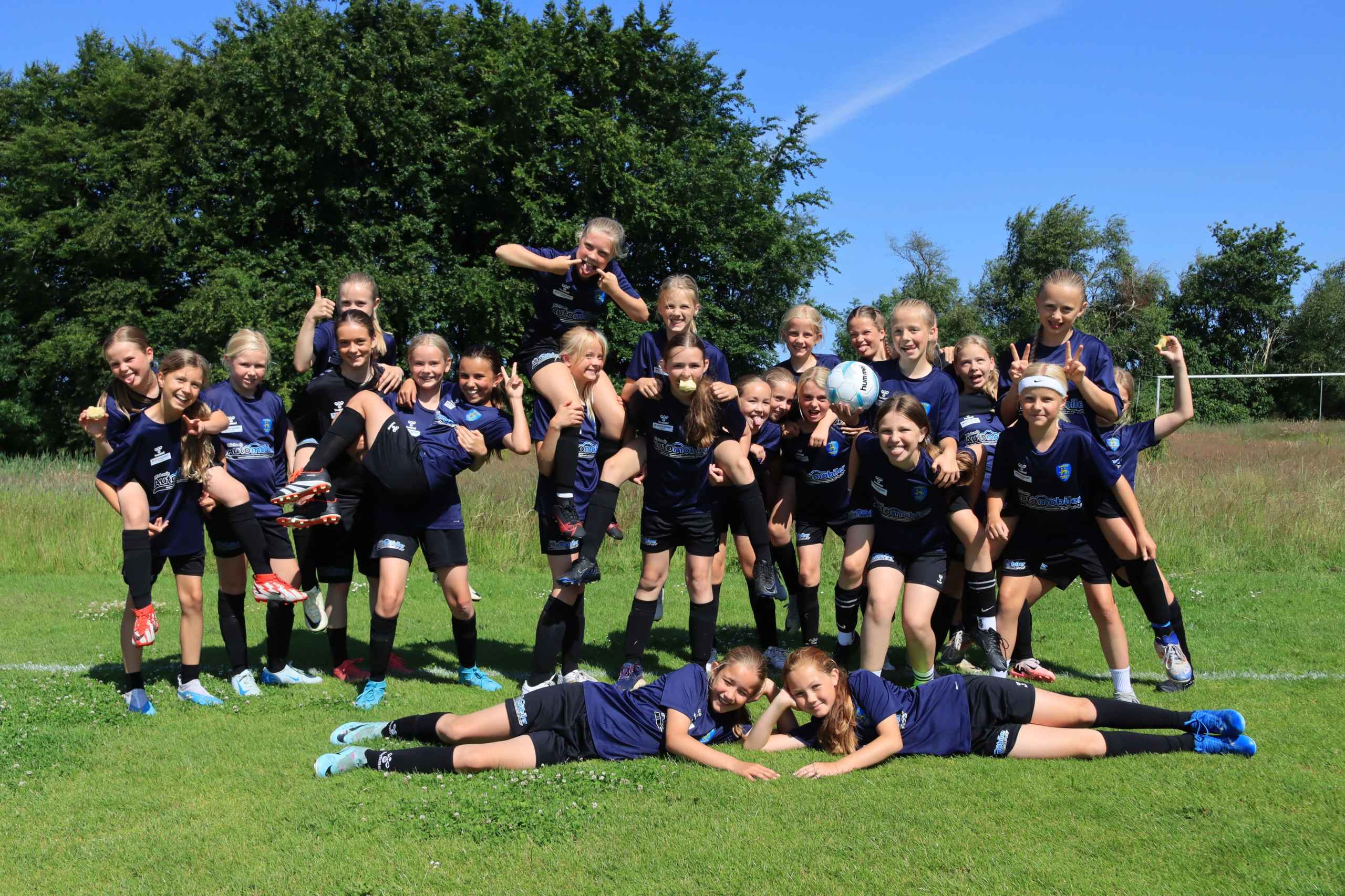 Over 400 børn samlet til fodboldskole