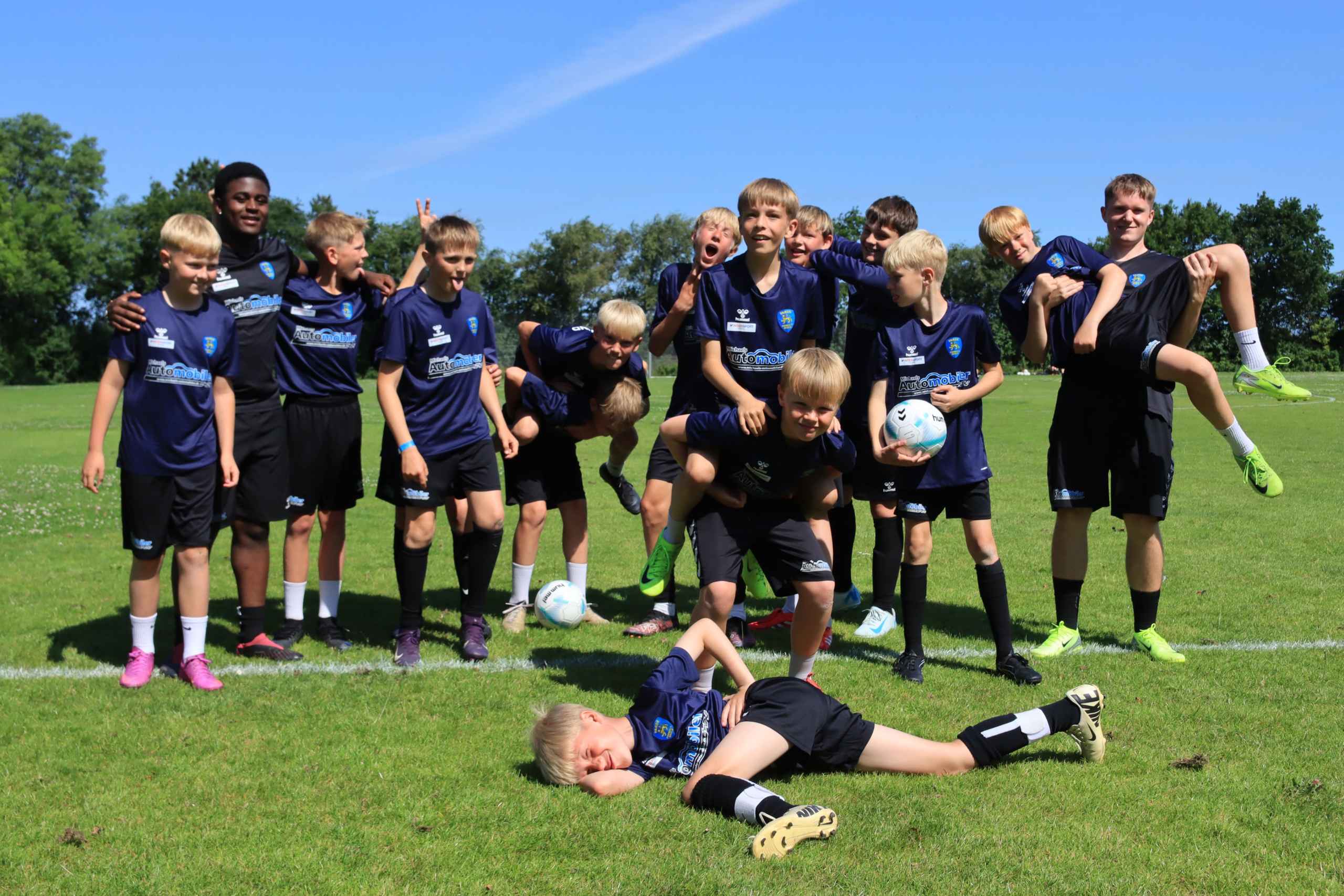 Over 400 børn samlet til fodboldskole