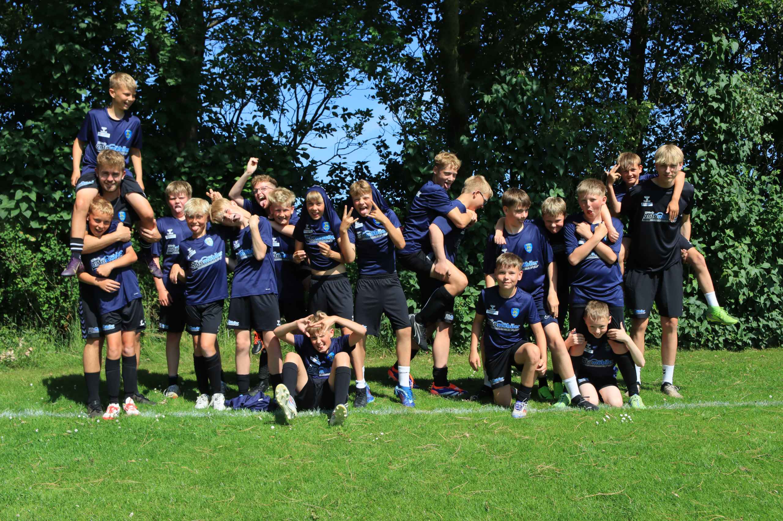 Over 400 børn samlet til fodboldskole