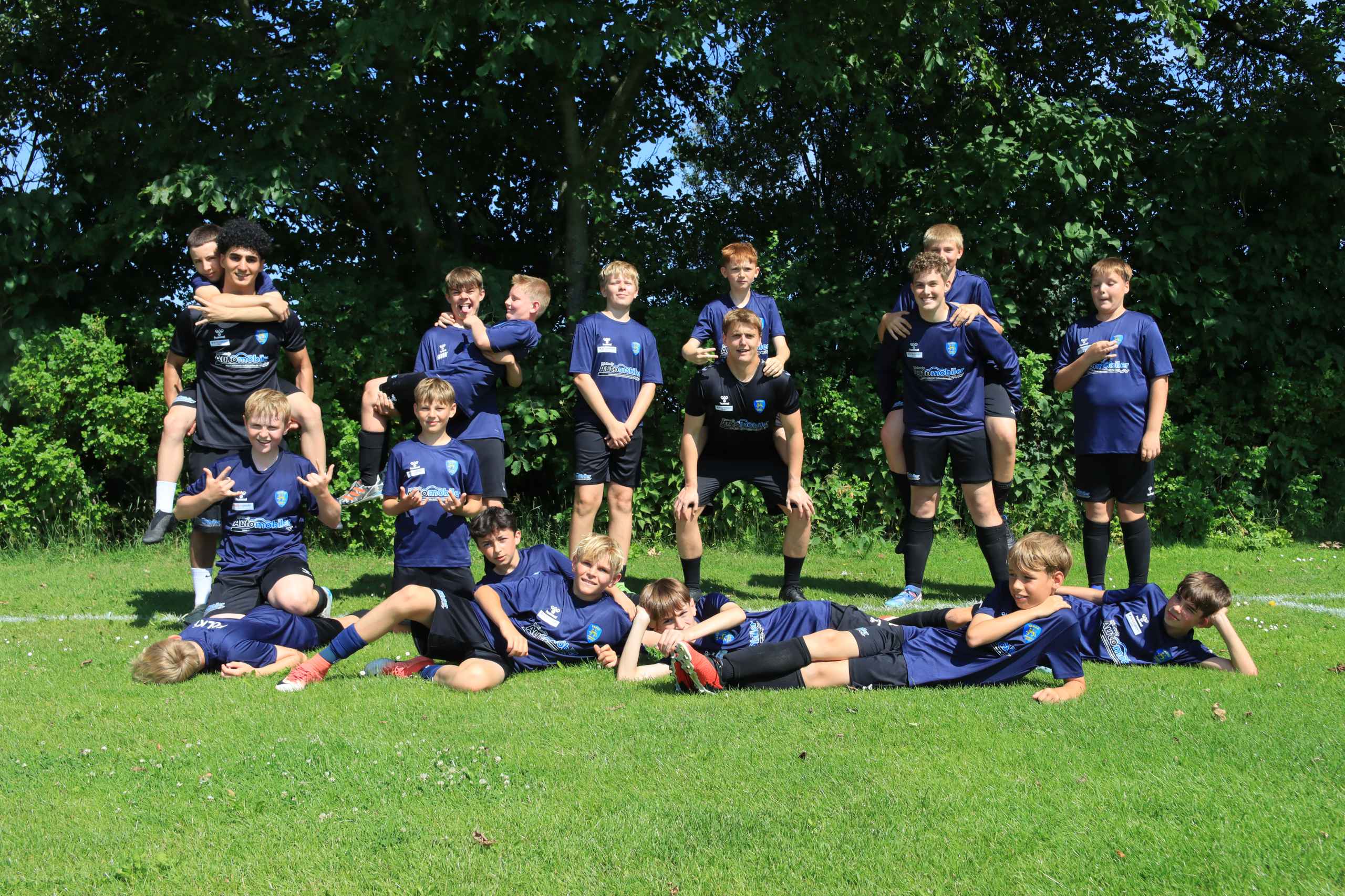 Over 400 børn samlet til fodboldskole