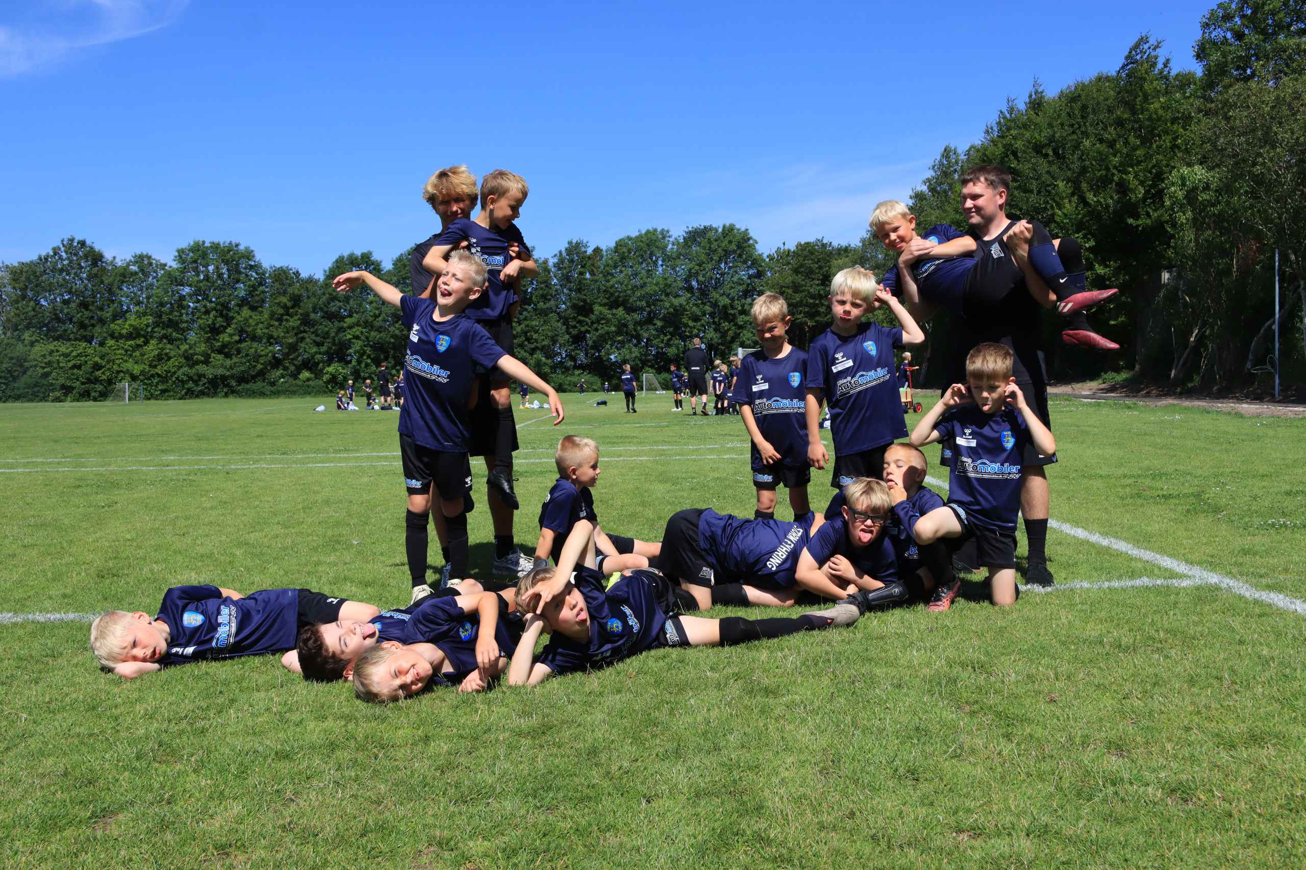 Over 400 børn samlet til fodboldskole