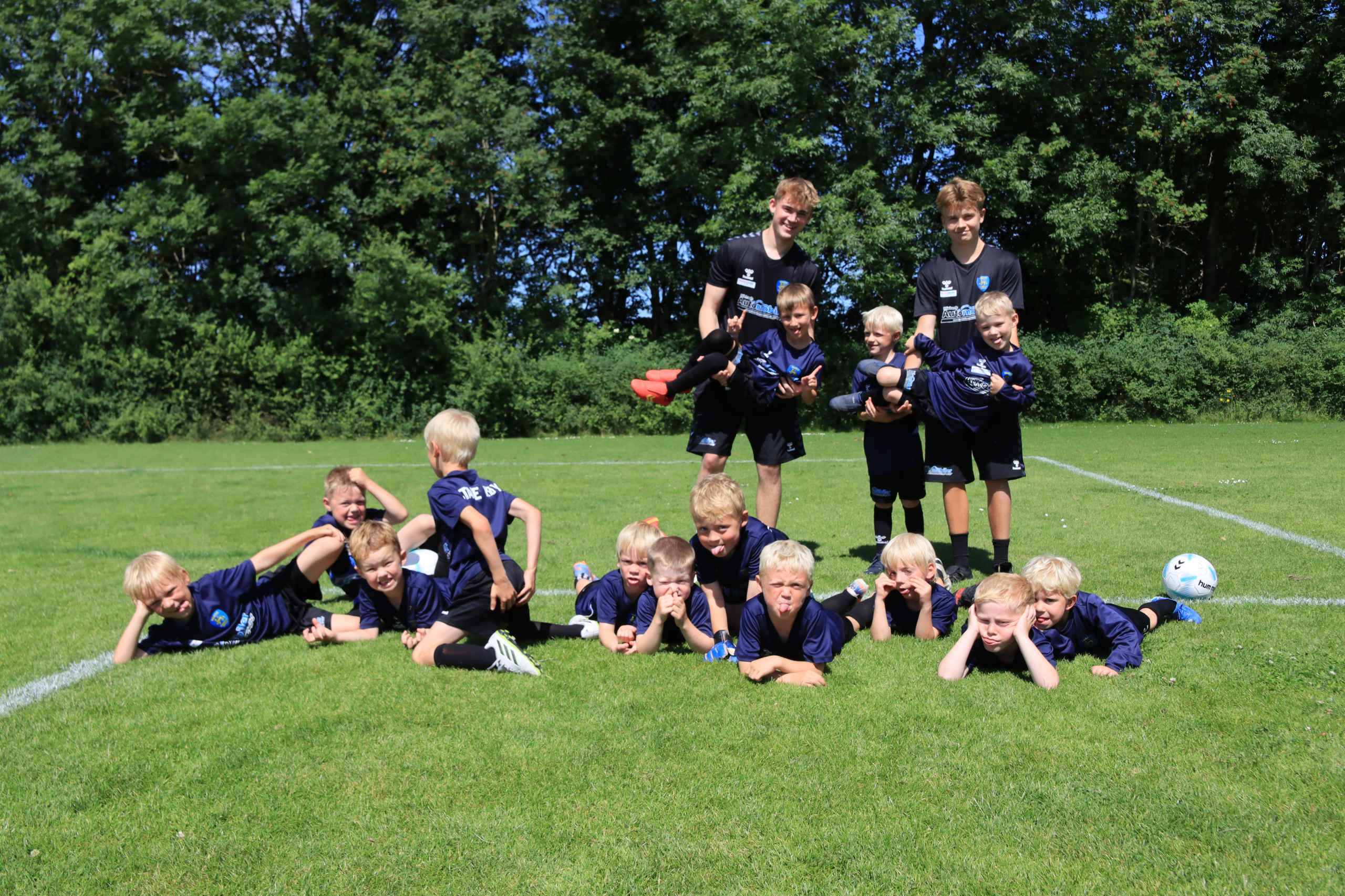 Over 400 børn samlet til fodboldskole