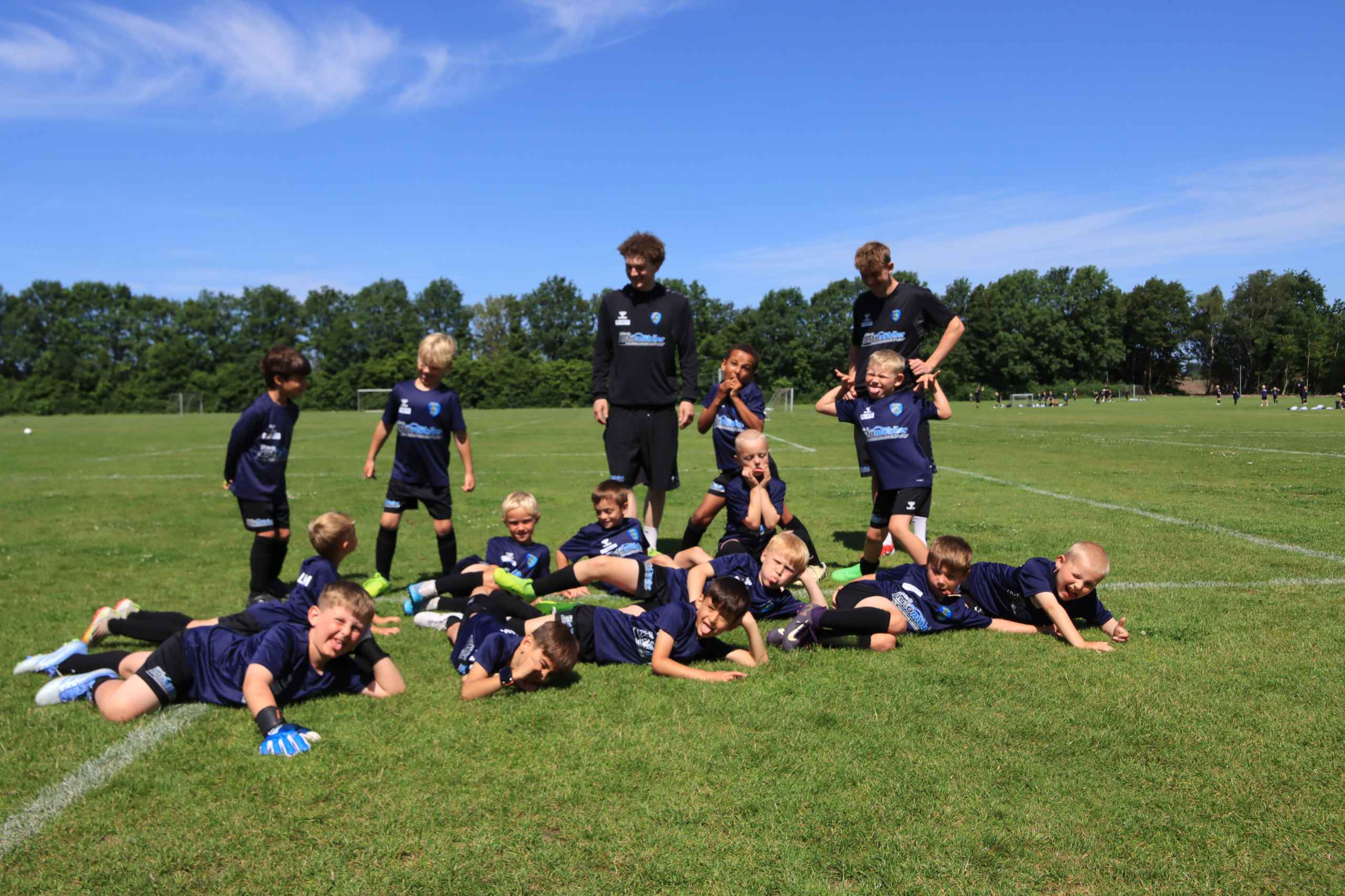 Over 400 børn samlet til fodboldskole