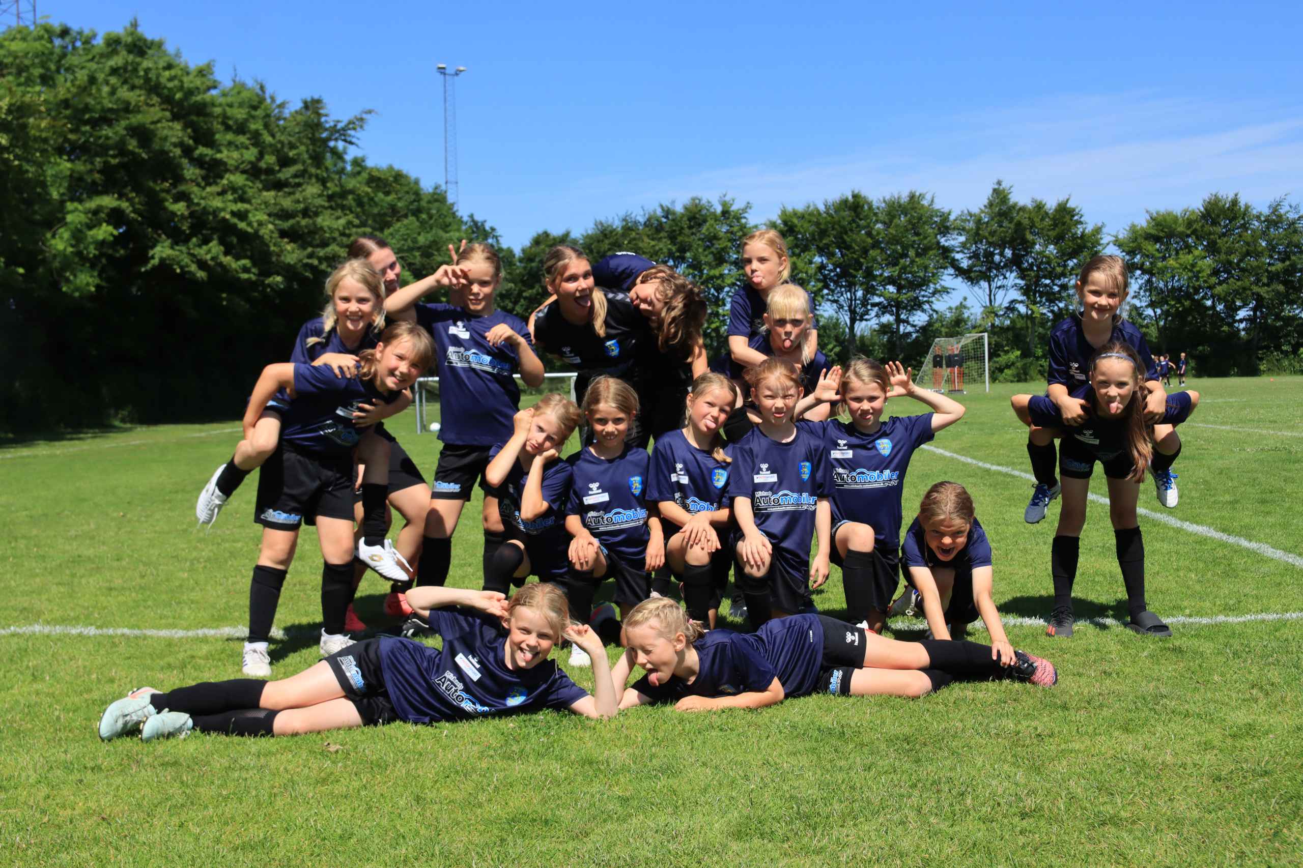 Over 400 børn samlet til fodboldskole