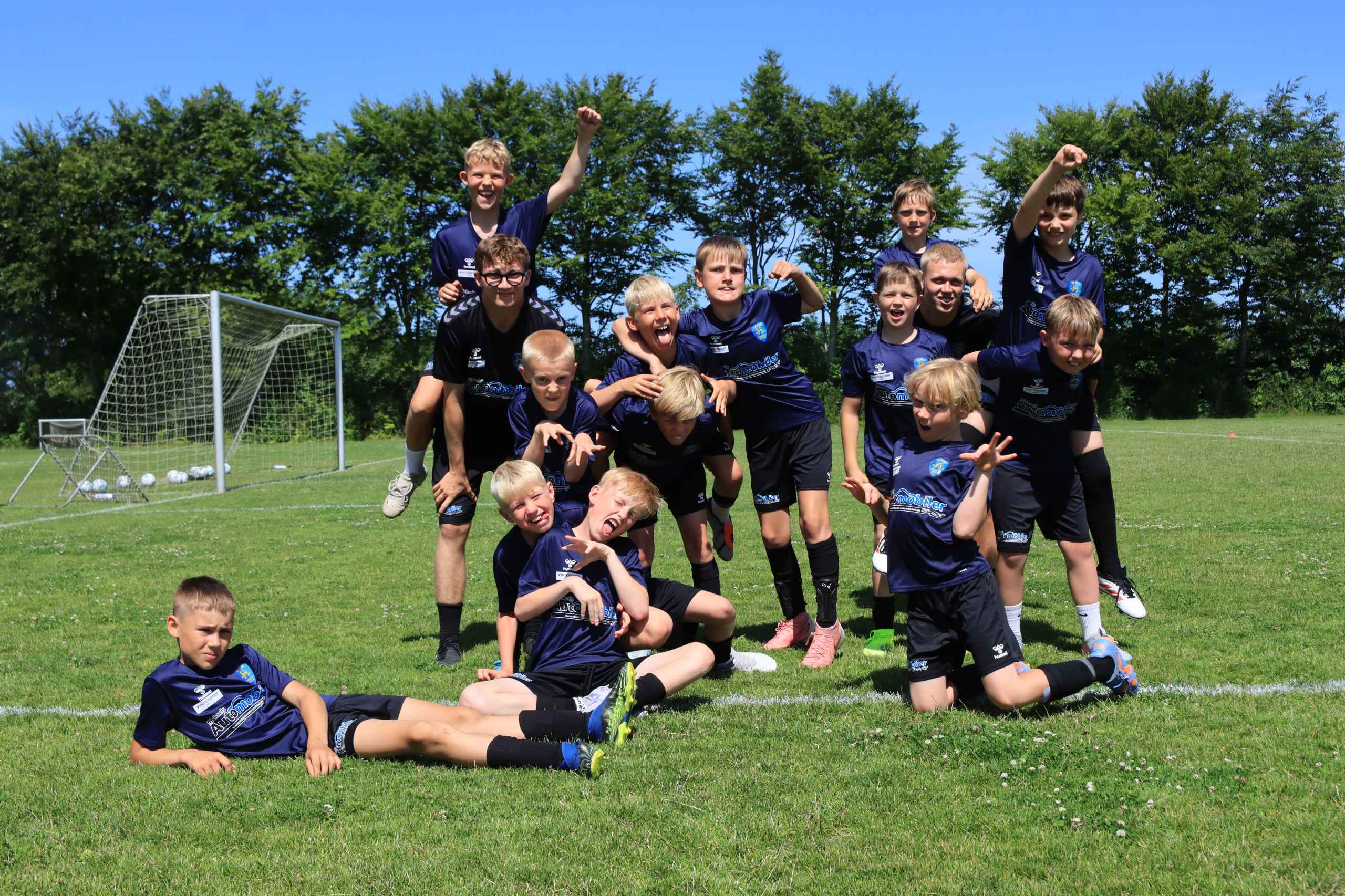 Over 400 børn samlet til fodboldskole