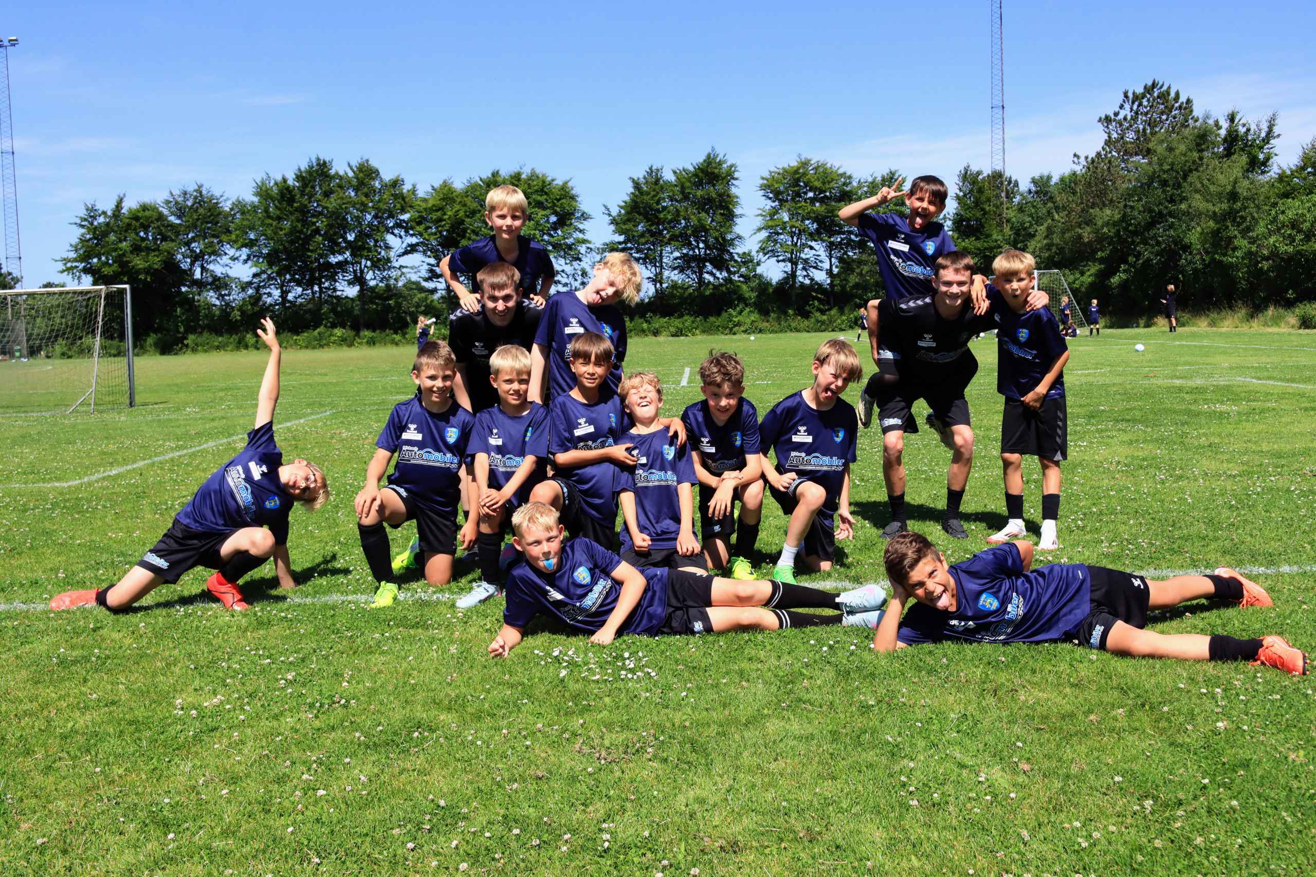 Over 400 børn samlet til fodboldskole