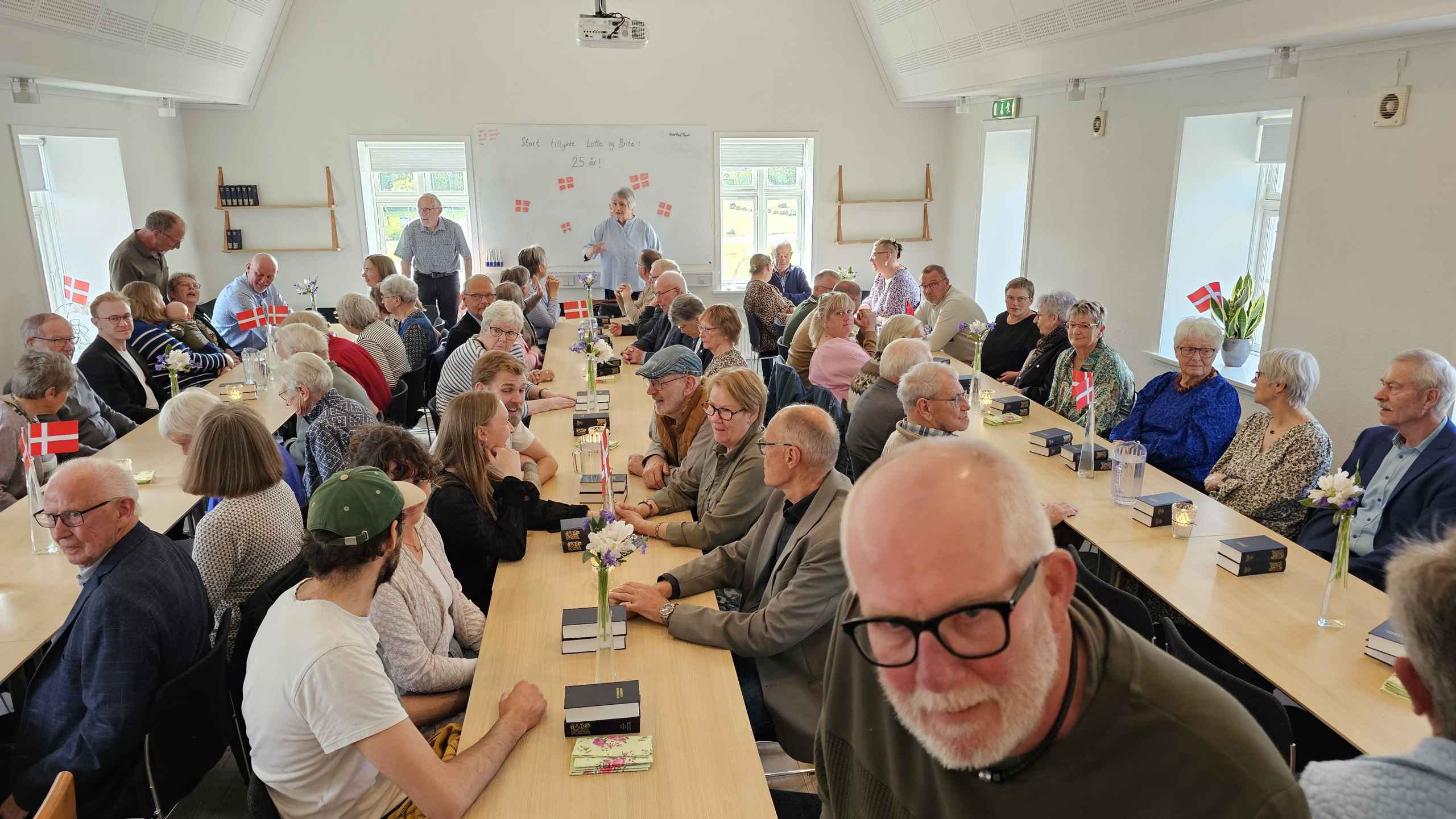 Små 100 fejrede Graver Lise Lotte Kristensen og Gravemedhjælper Britta Petersen 25-års Jubilæum.