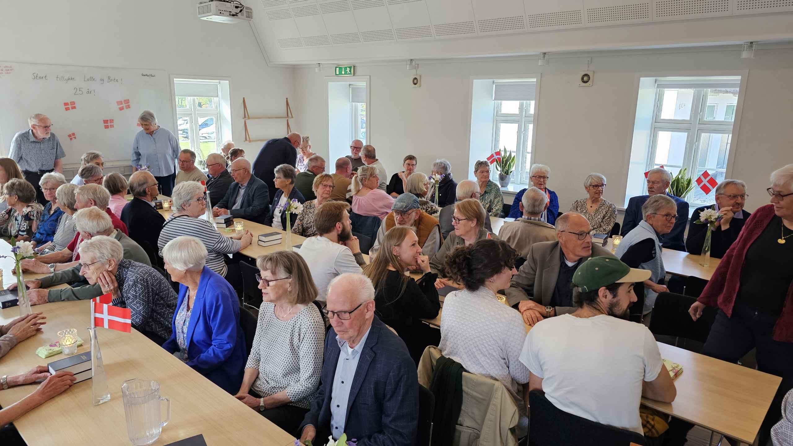 Små 100 fejrede Graver Lise Lotte Kristensen og Gravemedhjælper Britta Petersen 25-års Jubilæum.