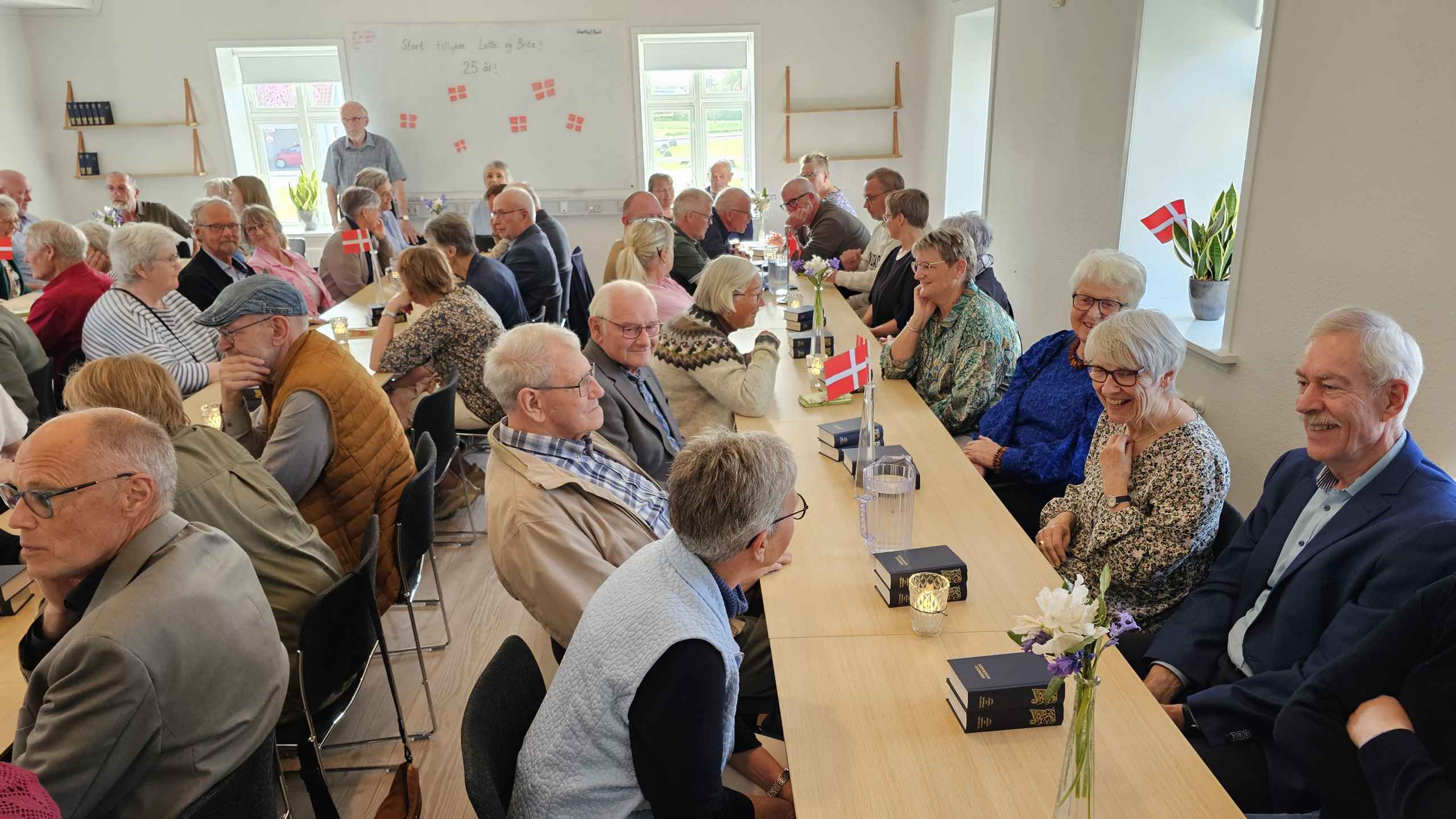 Små 100 fejrede Graver Lise Lotte Kristensen og Gravemedhjælper Britta Petersen 25-års Jubilæum.