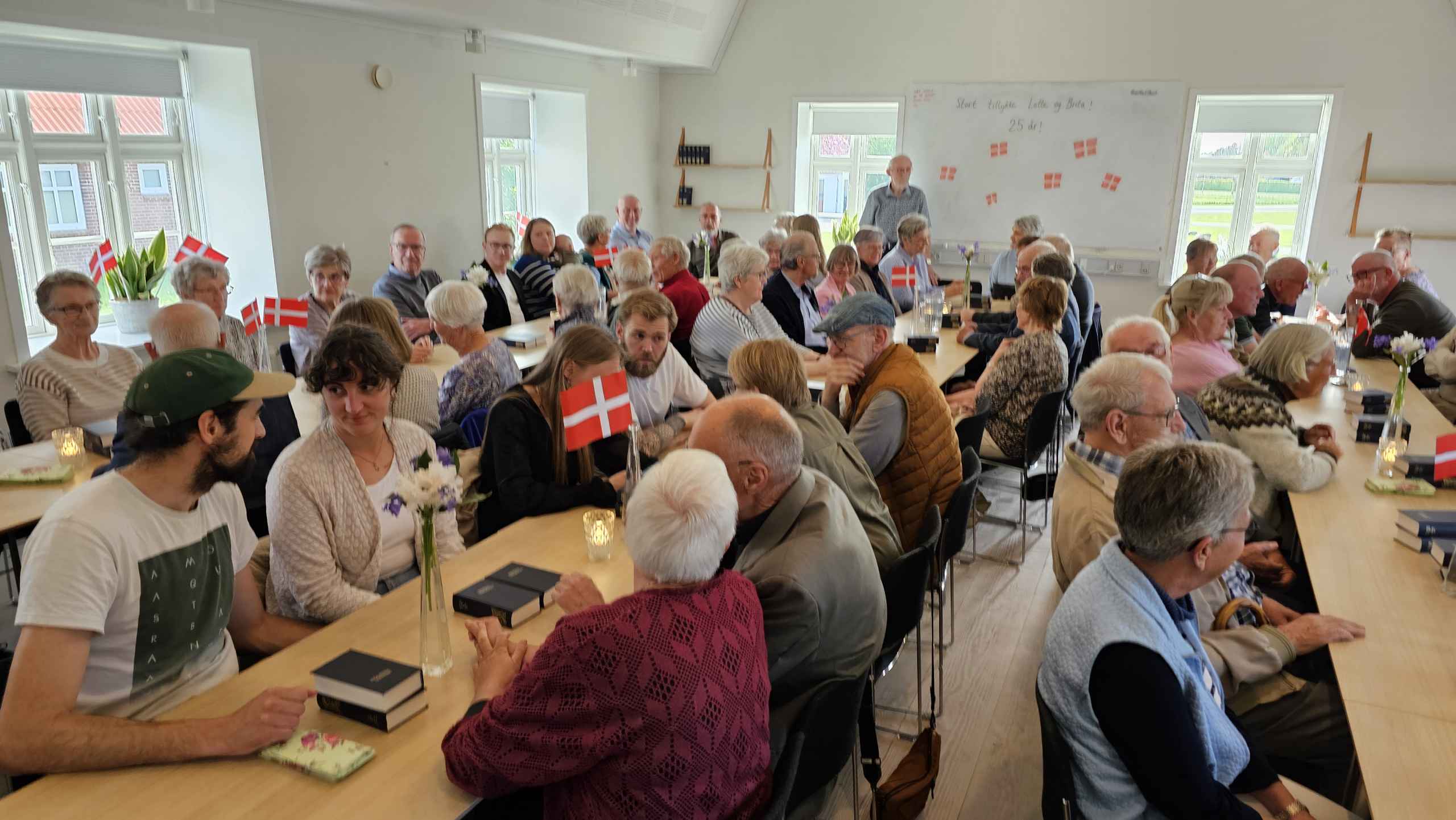 Små 100 fejrede Graver Lise Lotte Kristensen og Gravemedhjælper Britta Petersen 25-års Jubilæum.