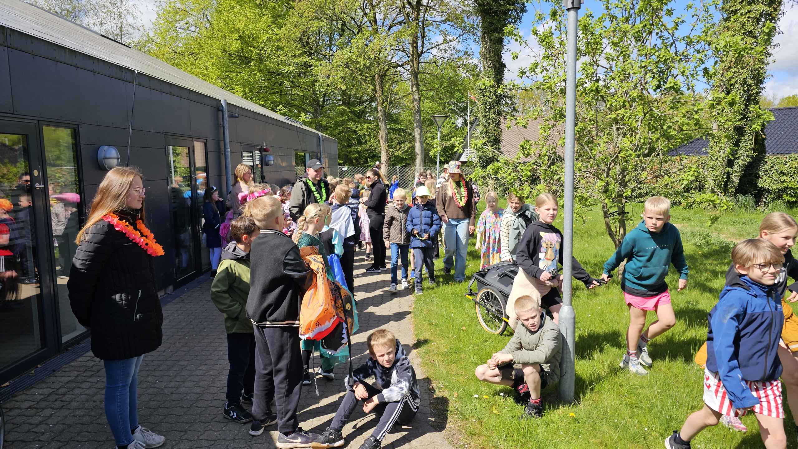 Tistrup Screaming Karneval. Billeder fra Børnehave, Plejehjem og Torvet.