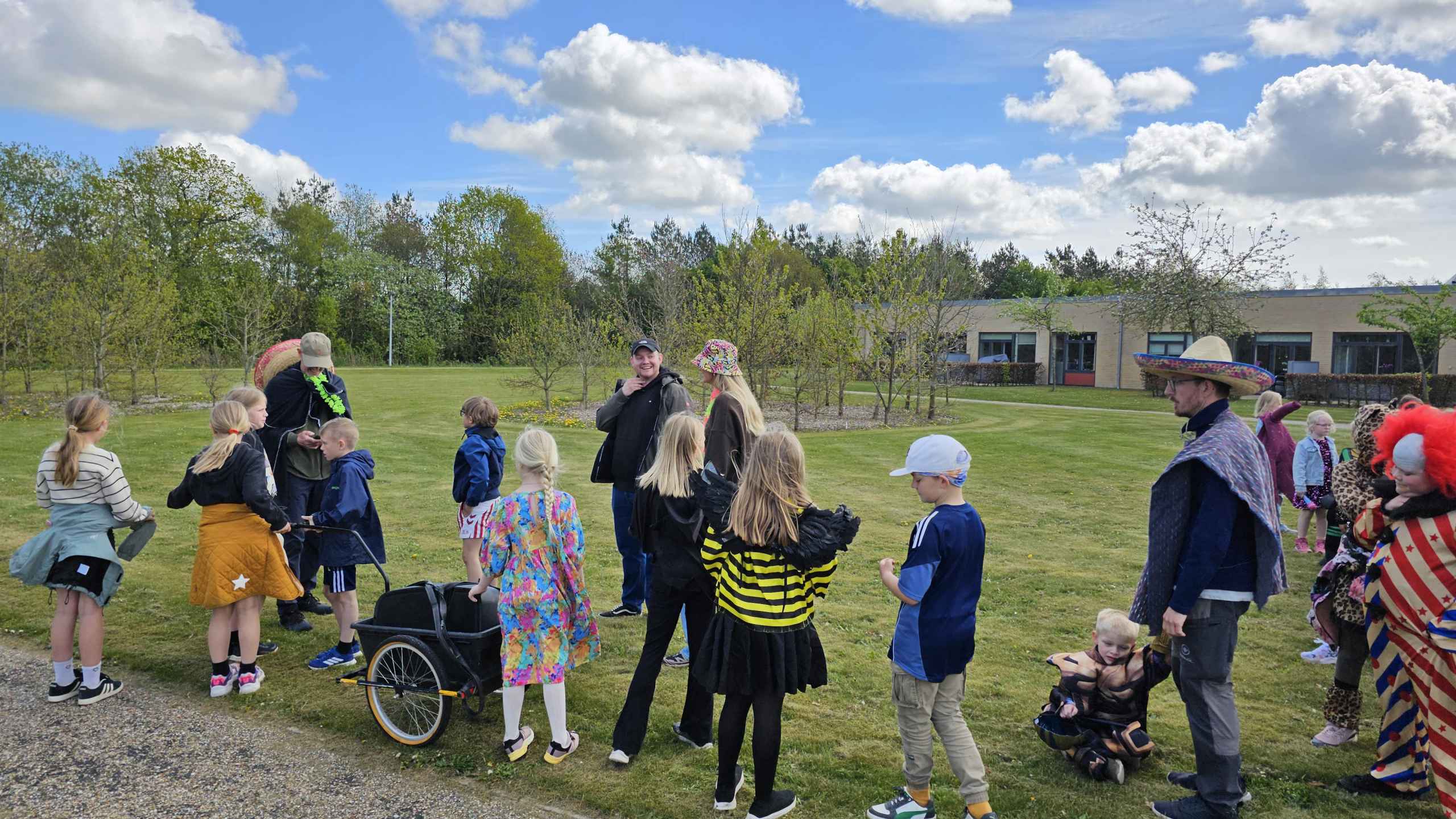 Tistrup Screaming Karneval. Billeder fra Børnehave, Plejehjem og Torvet.