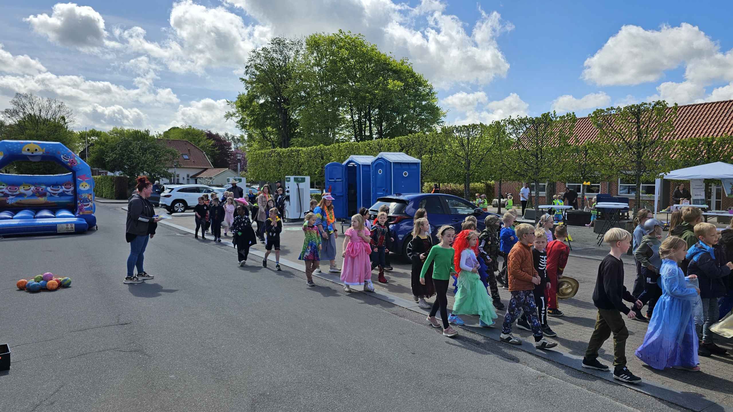 Tistrup Screaming Karneval. Billeder fra Børnehave, Plejehjem og Torvet.