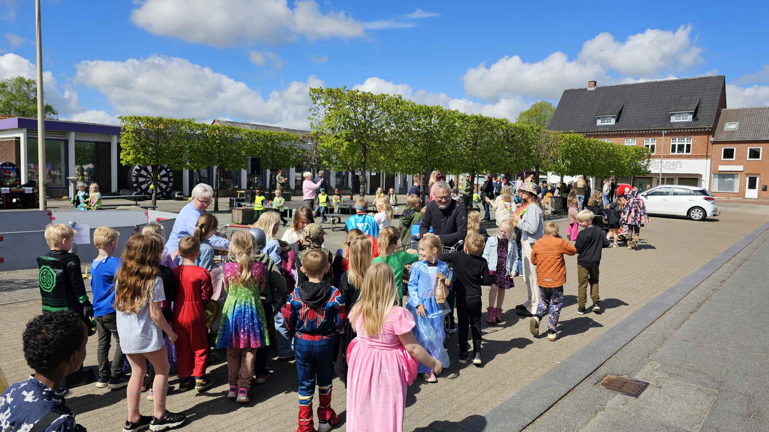 Tistrup Screaming Karneval. Billeder fra Børnehave, Plejehjem og Torvet.