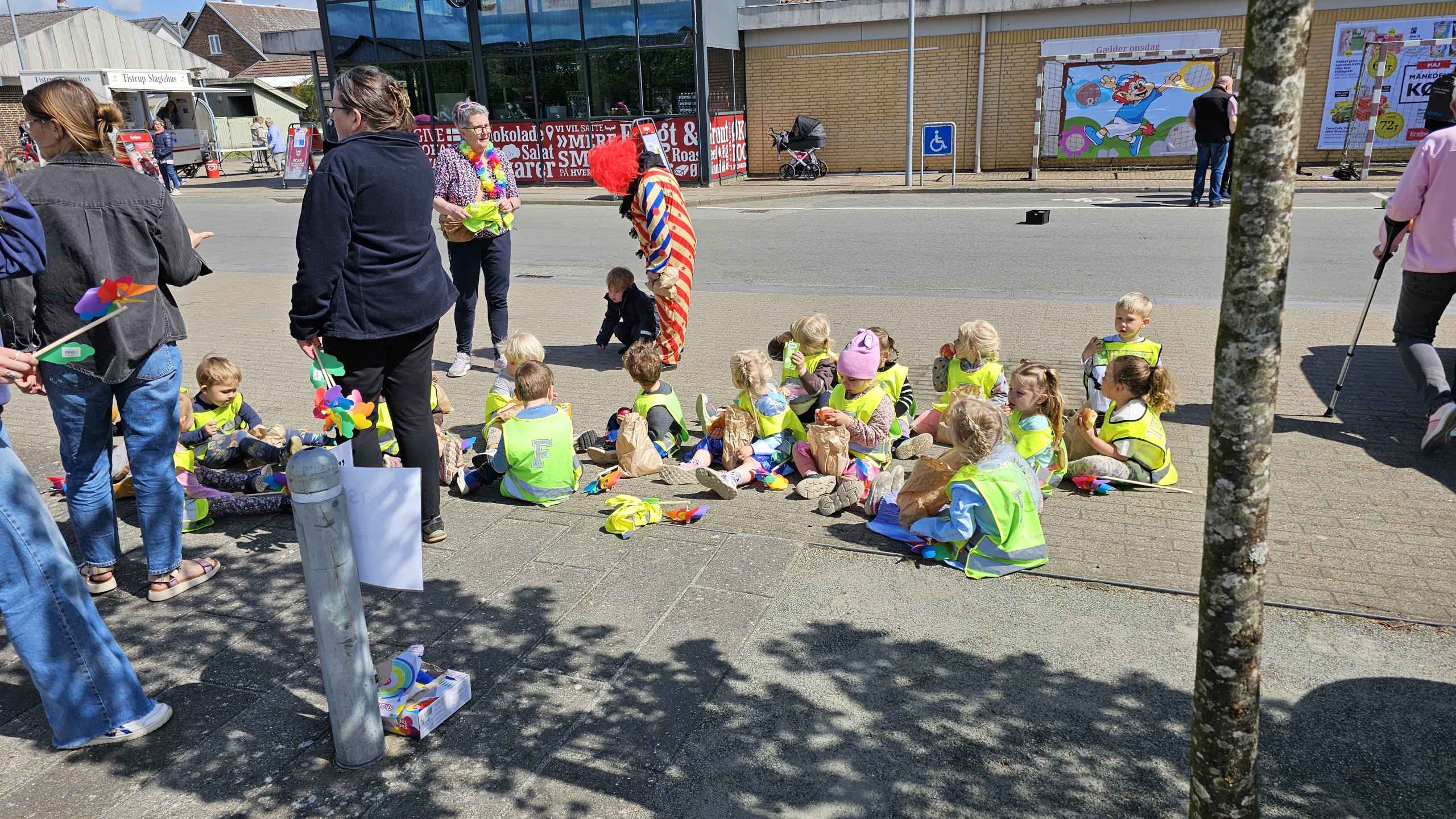 Tistrup Screaming Karneval. Billeder fra Børnehave, Plejehjem og Torvet.