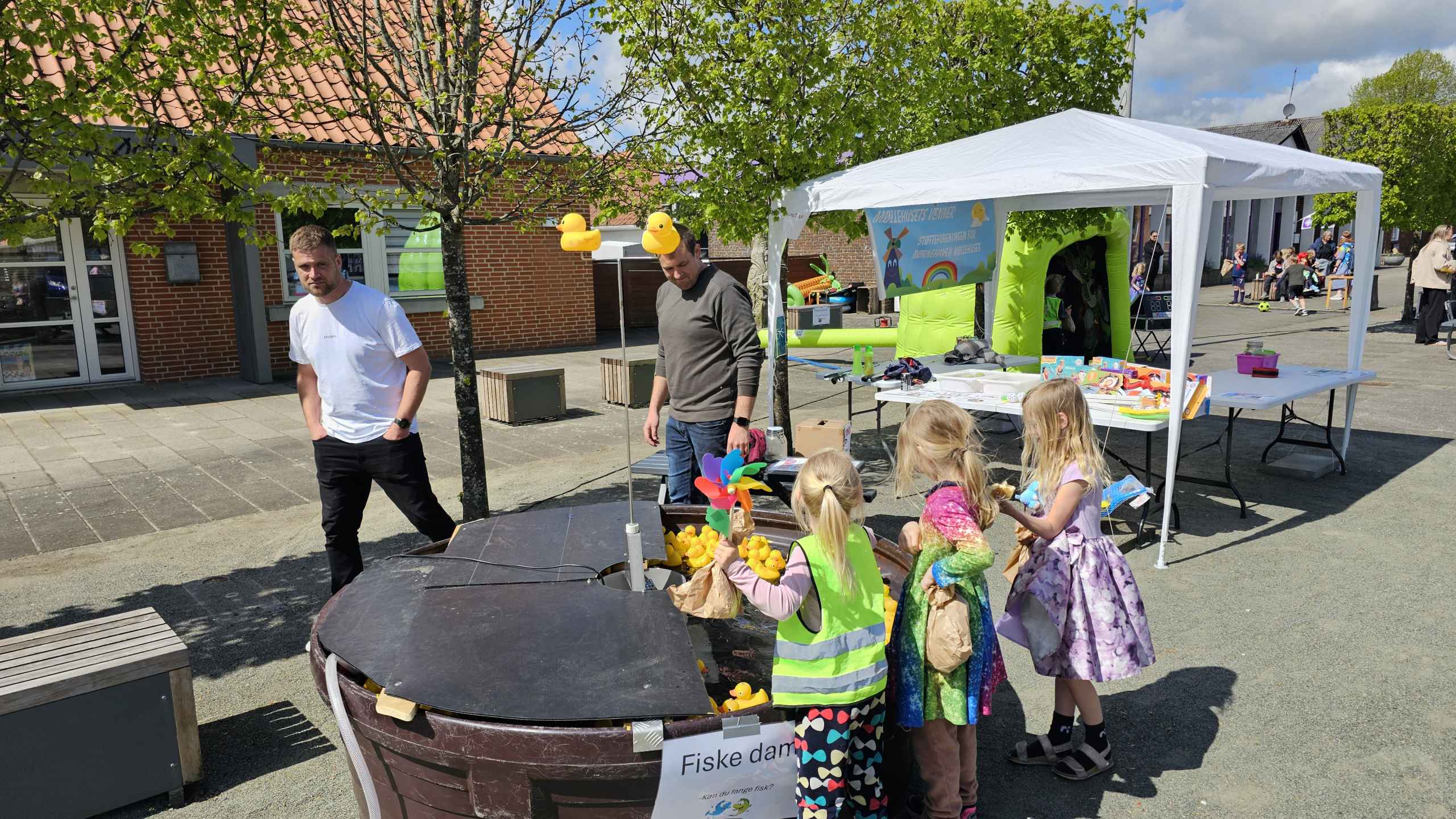 Tistrup Screaming Karneval. Billeder fra Børnehave, Plejehjem og Torvet.