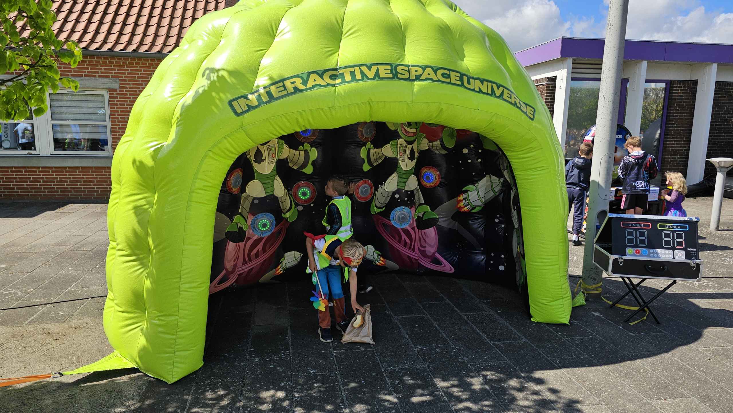 Tistrup Screaming Karneval. Billeder fra Børnehave, Plejehjem og Torvet.
