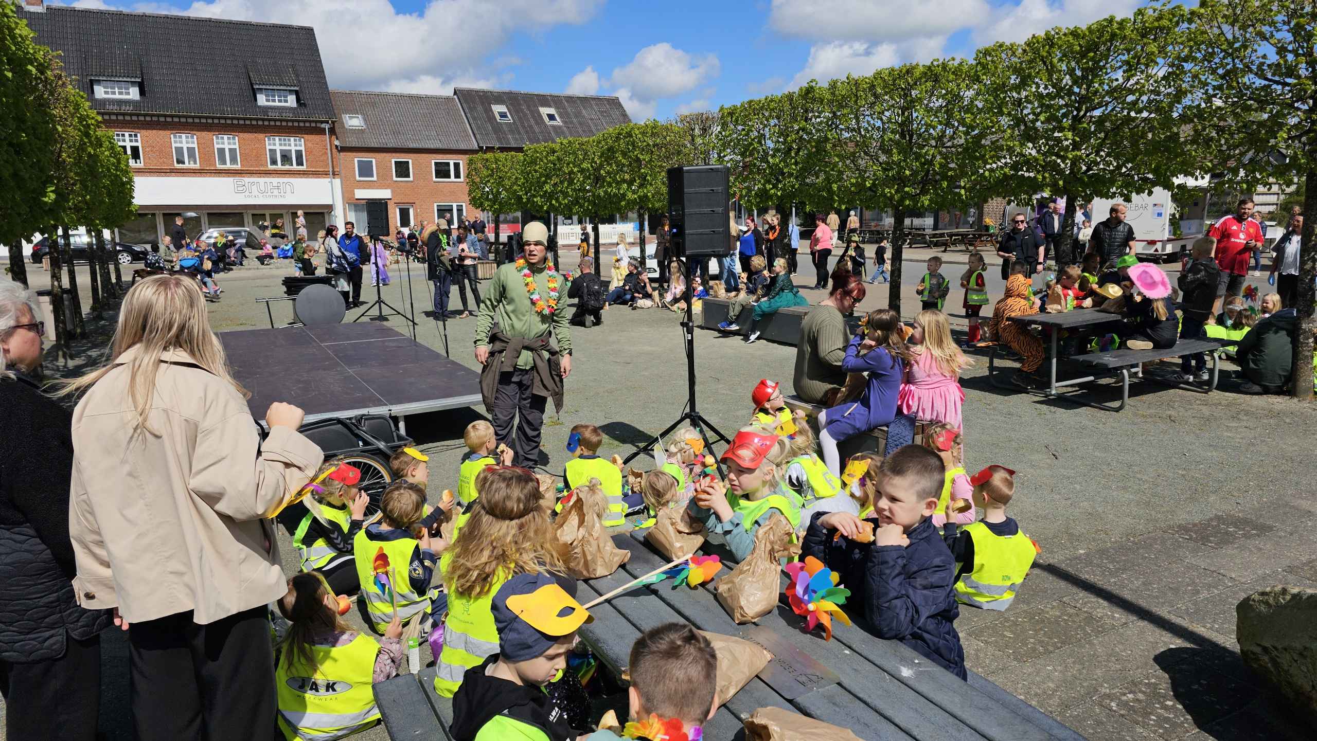 Tistrup Screaming Karneval. Billeder fra Børnehave, Plejehjem og Torvet.