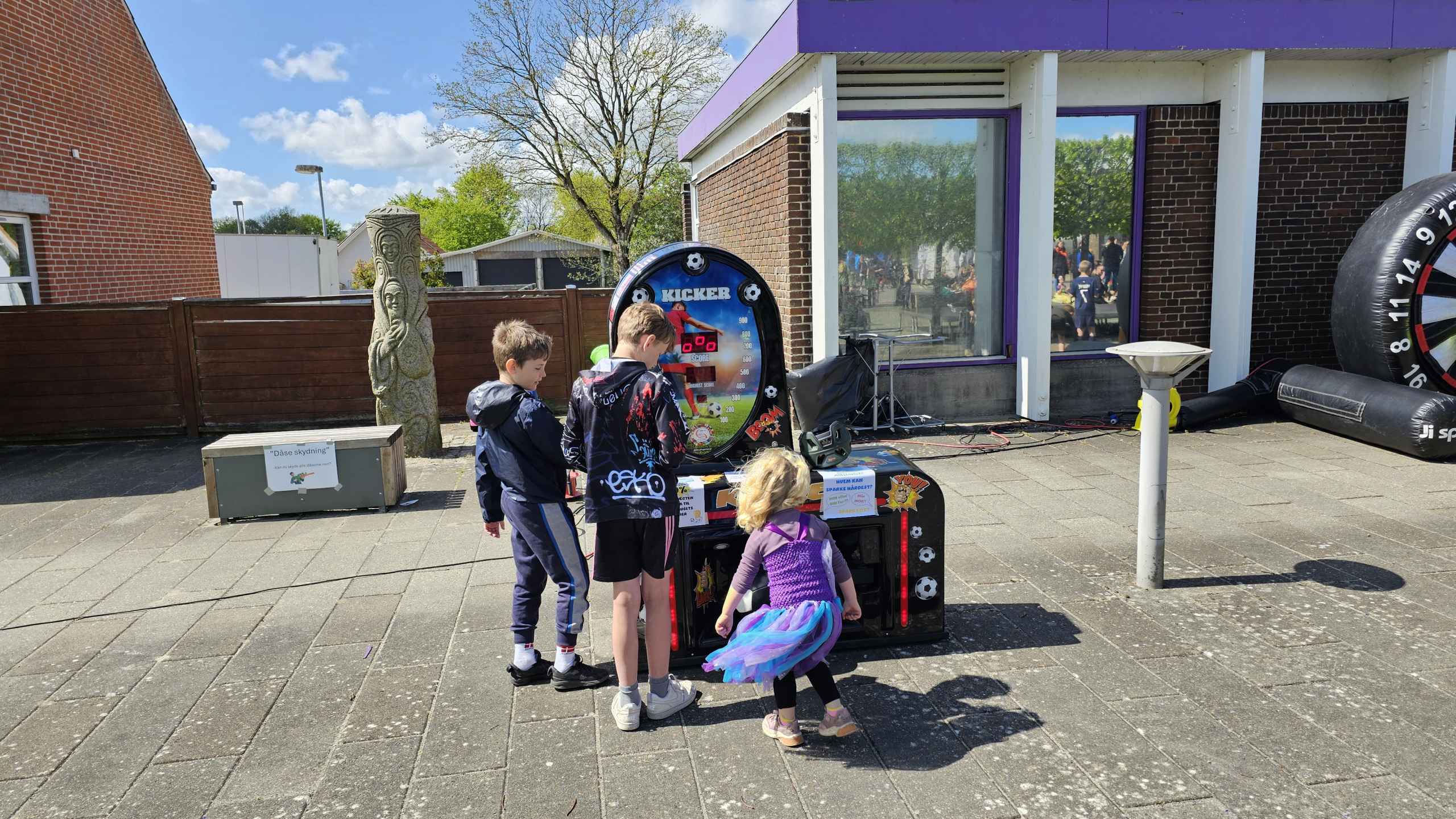 Tistrup Screaming Karneval. Billeder fra Børnehave, Plejehjem og Torvet.