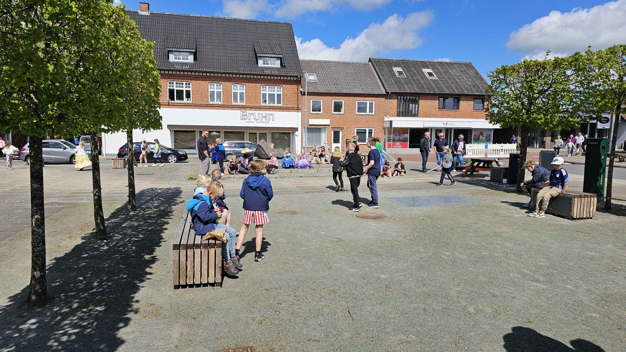 Tistrup Screaming Karneval. Billeder fra Børnehave, Plejehjem og Torvet.