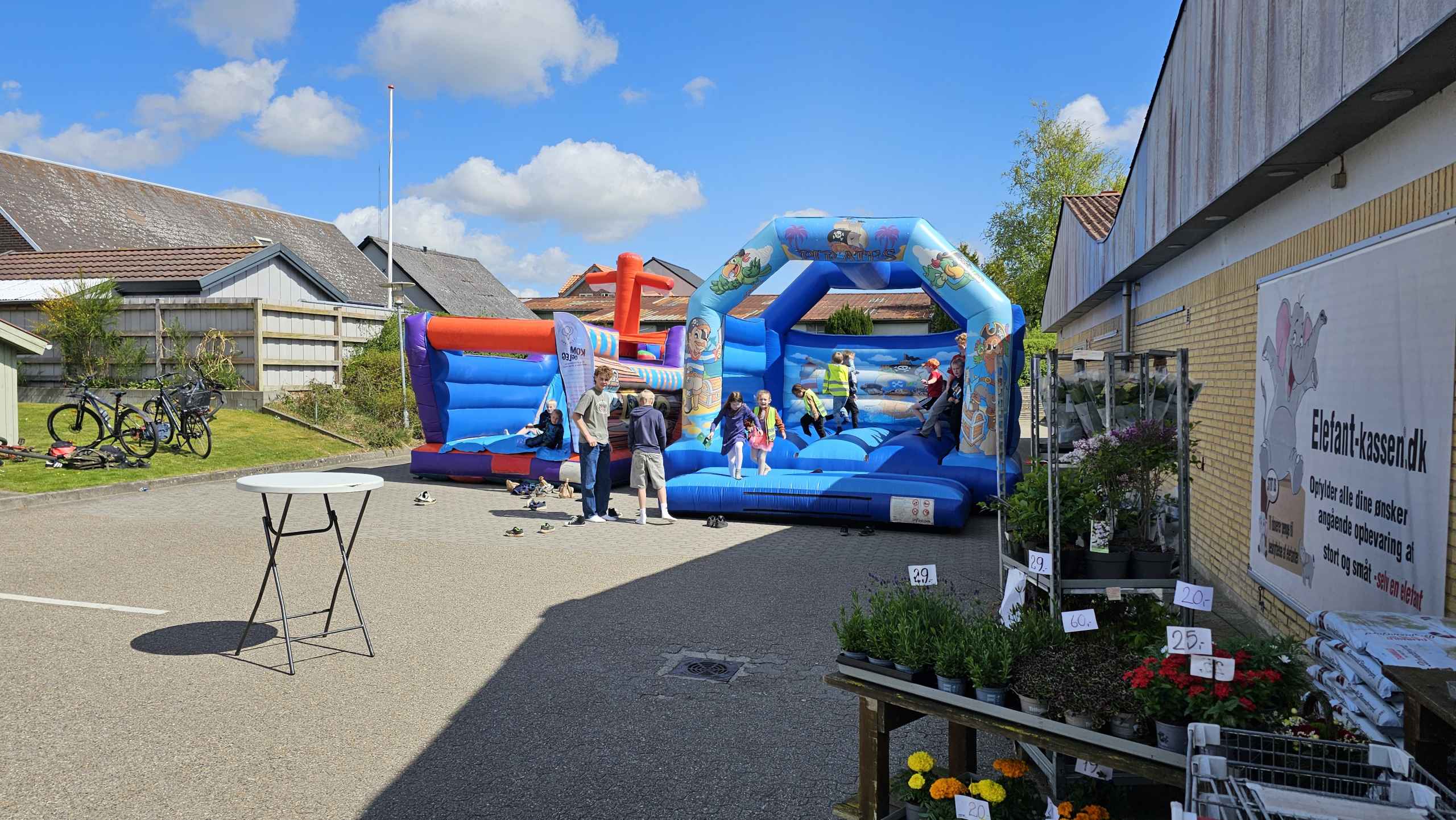 Tistrup Screaming Karneval. Billeder fra Børnehave, Plejehjem og Torvet.