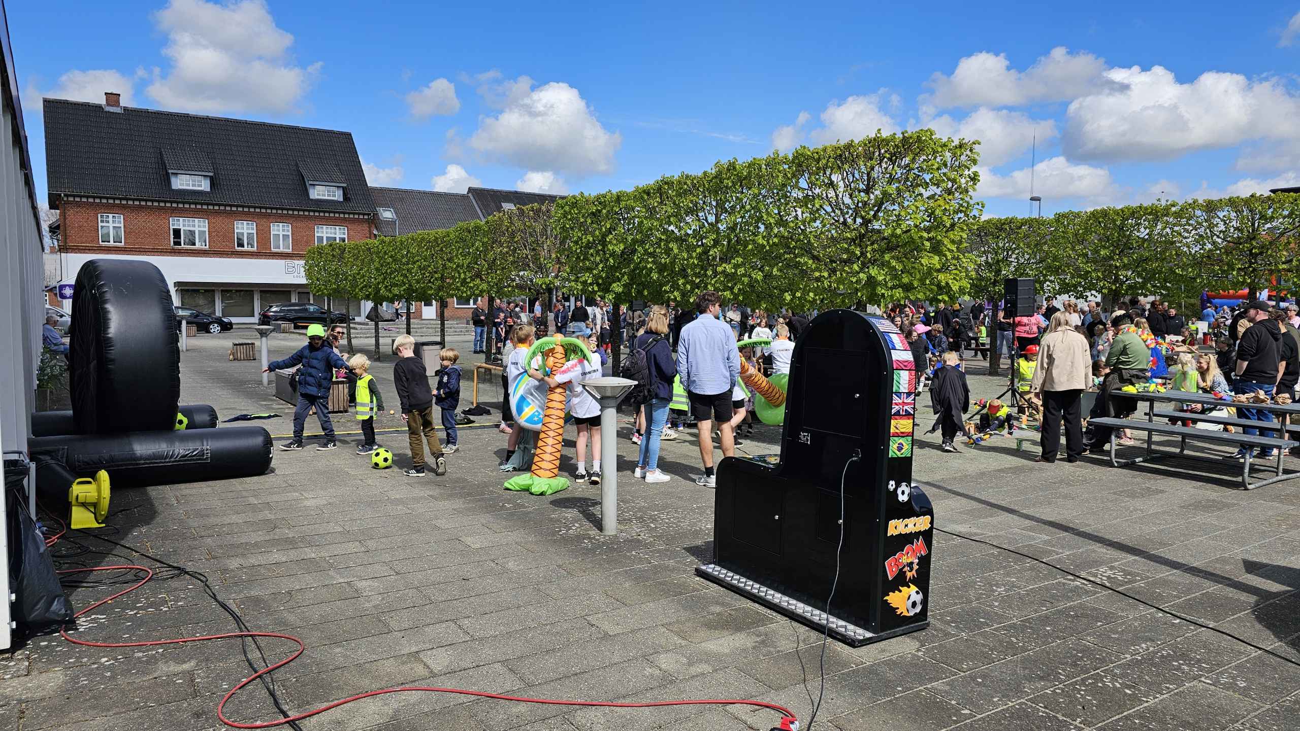 Tistrup Screaming Karneval. Billeder fra Børnehave, Plejehjem og Torvet.