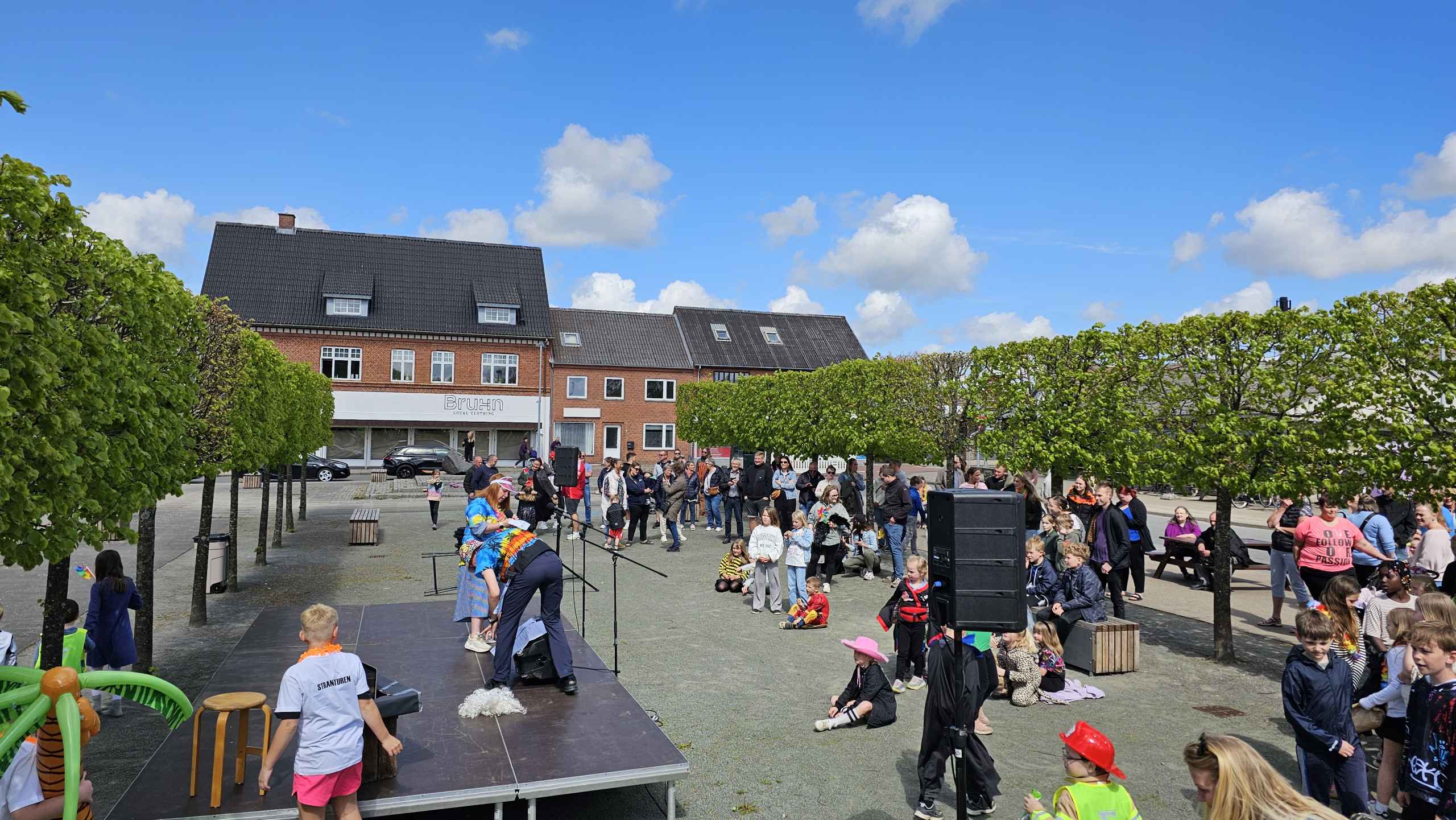 Tistrup Screaming Karneval. Billeder fra Børnehave, Plejehjem og Torvet.
