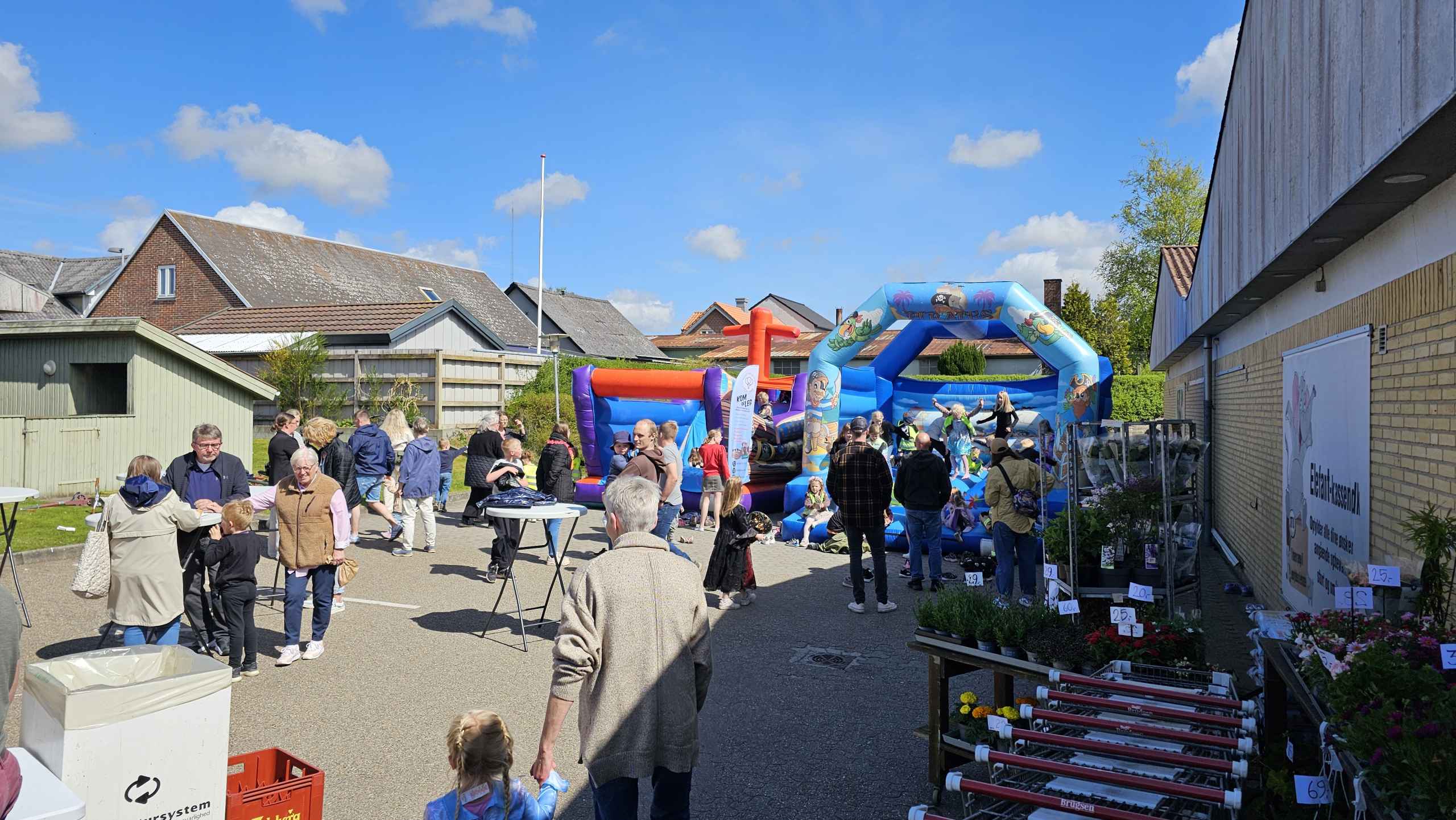 Tistrup Screaming Karneval. Billeder fra Børnehave, Plejehjem og Torvet.