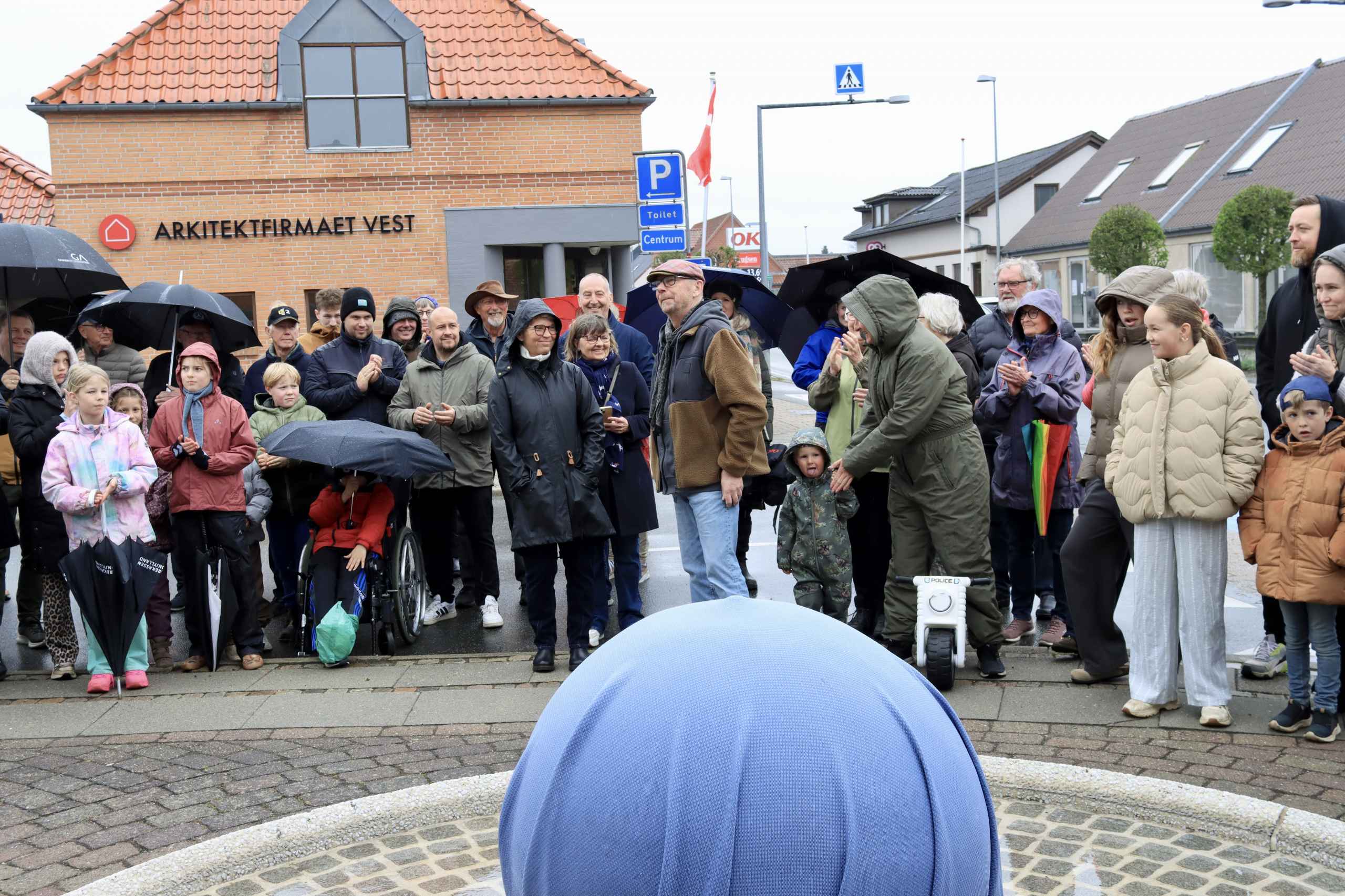 Frello-gruppen afslører Blå Kugle kunstværk