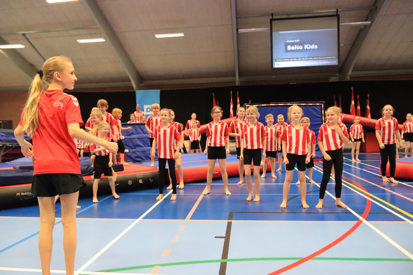 Salto Kids charmerer ved Helleopvisning