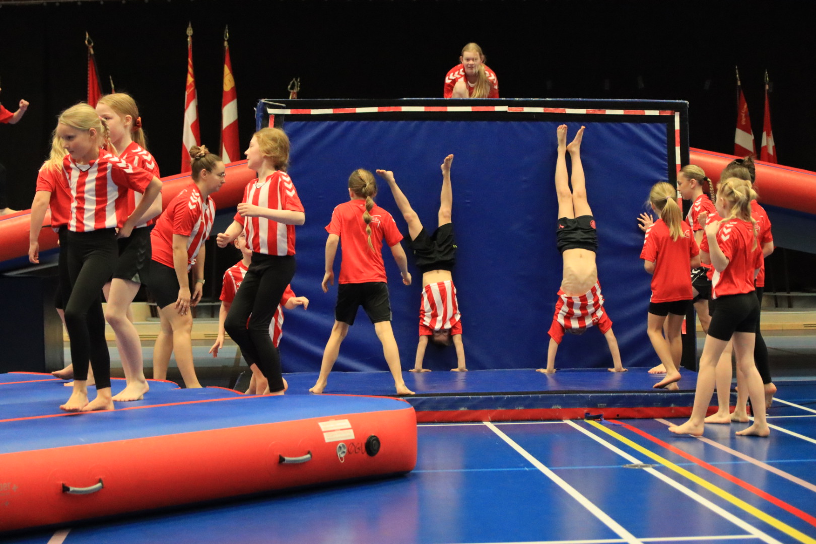 Salto Kids charmerer ved Helleopvisning