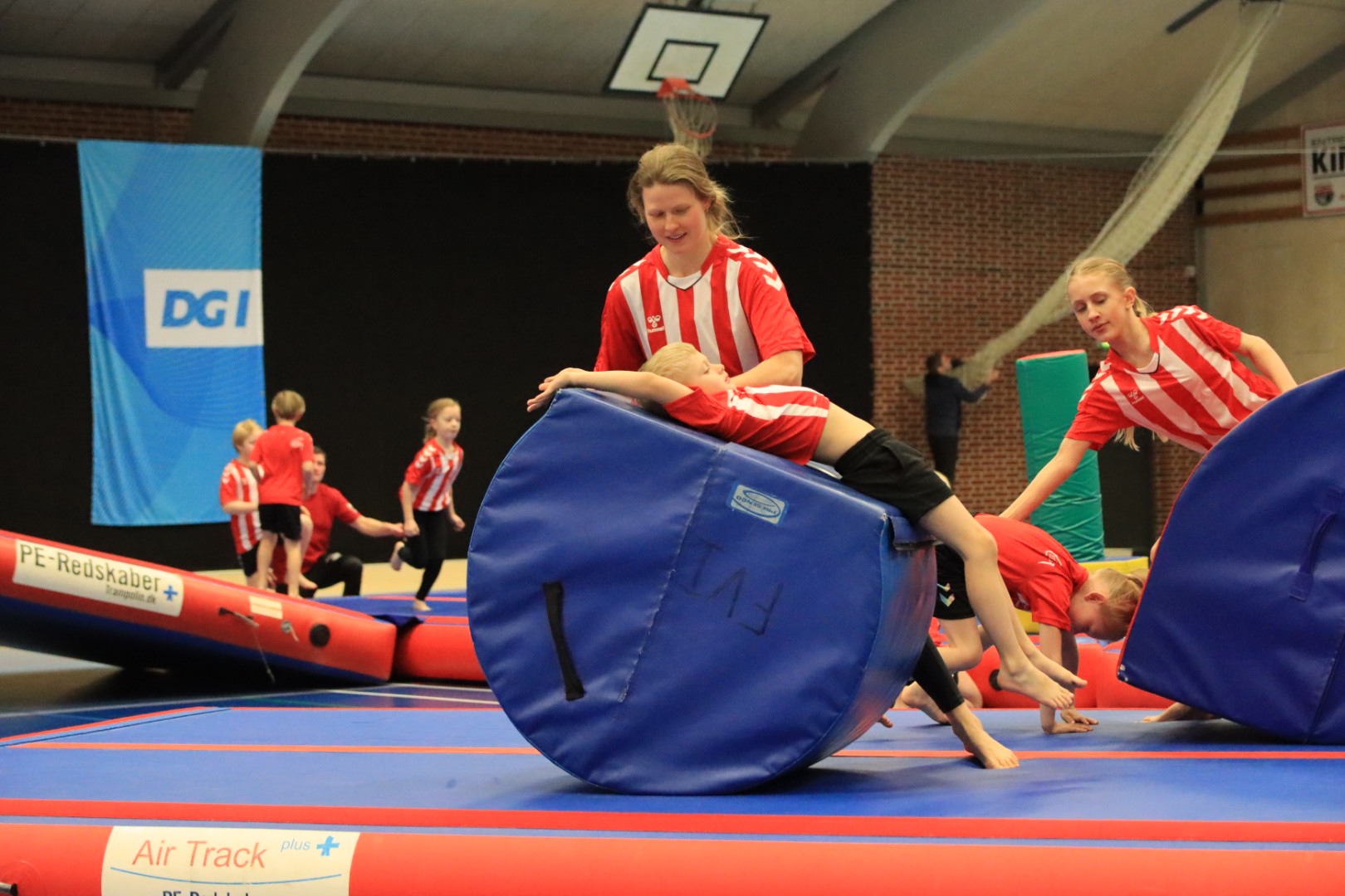 Salto Kids charmerer ved Helleopvisning