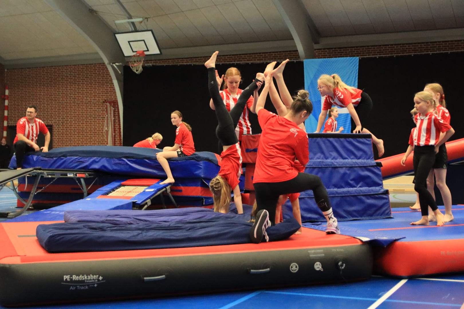 Salto Kids charmerer ved Helleopvisning
