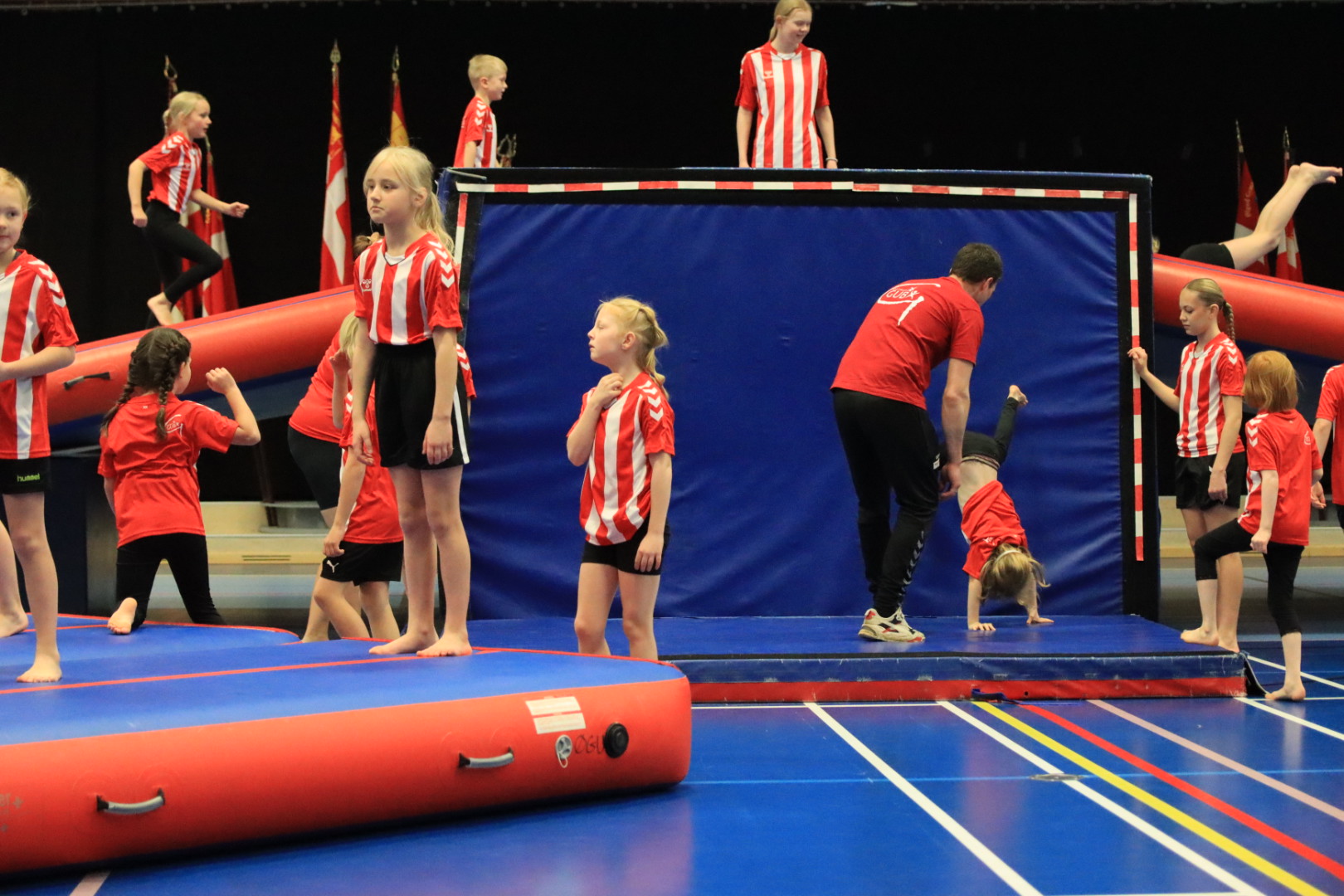 Salto Kids charmerer ved Helleopvisning