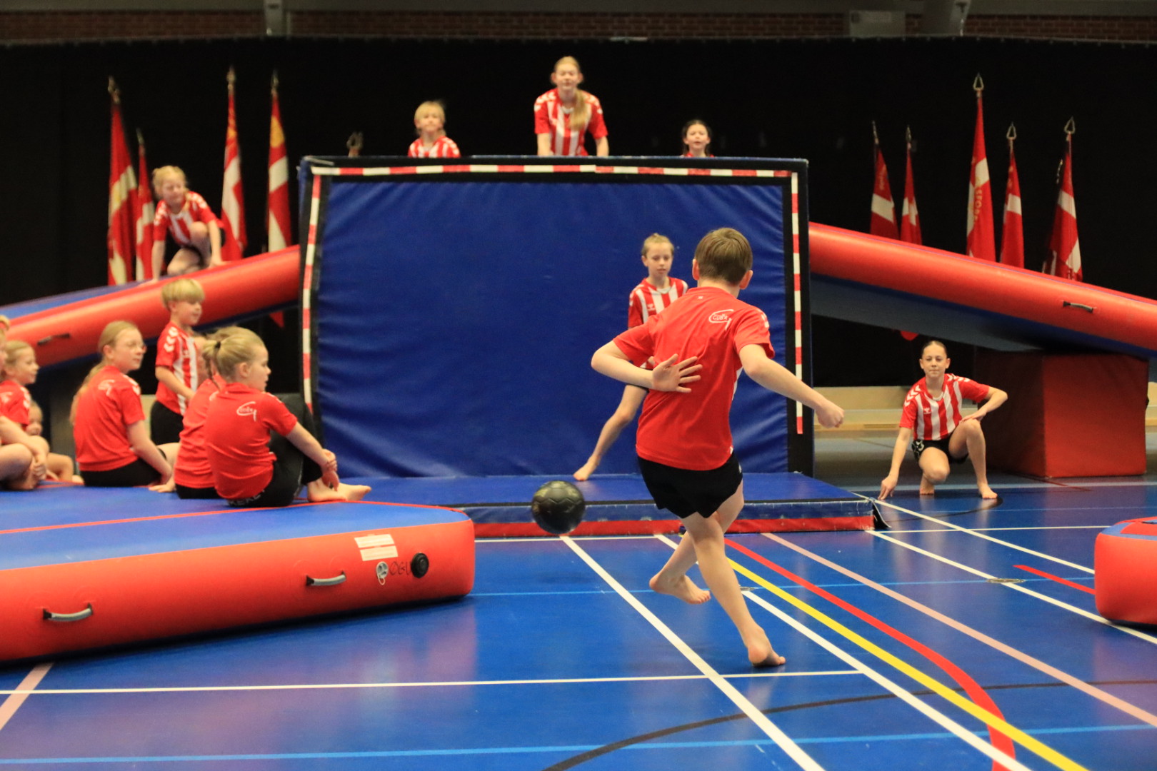 Salto Kids charmerer ved Helleopvisning