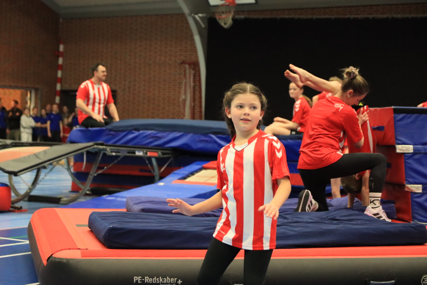 Salto Kids charmerer ved Helleopvisning